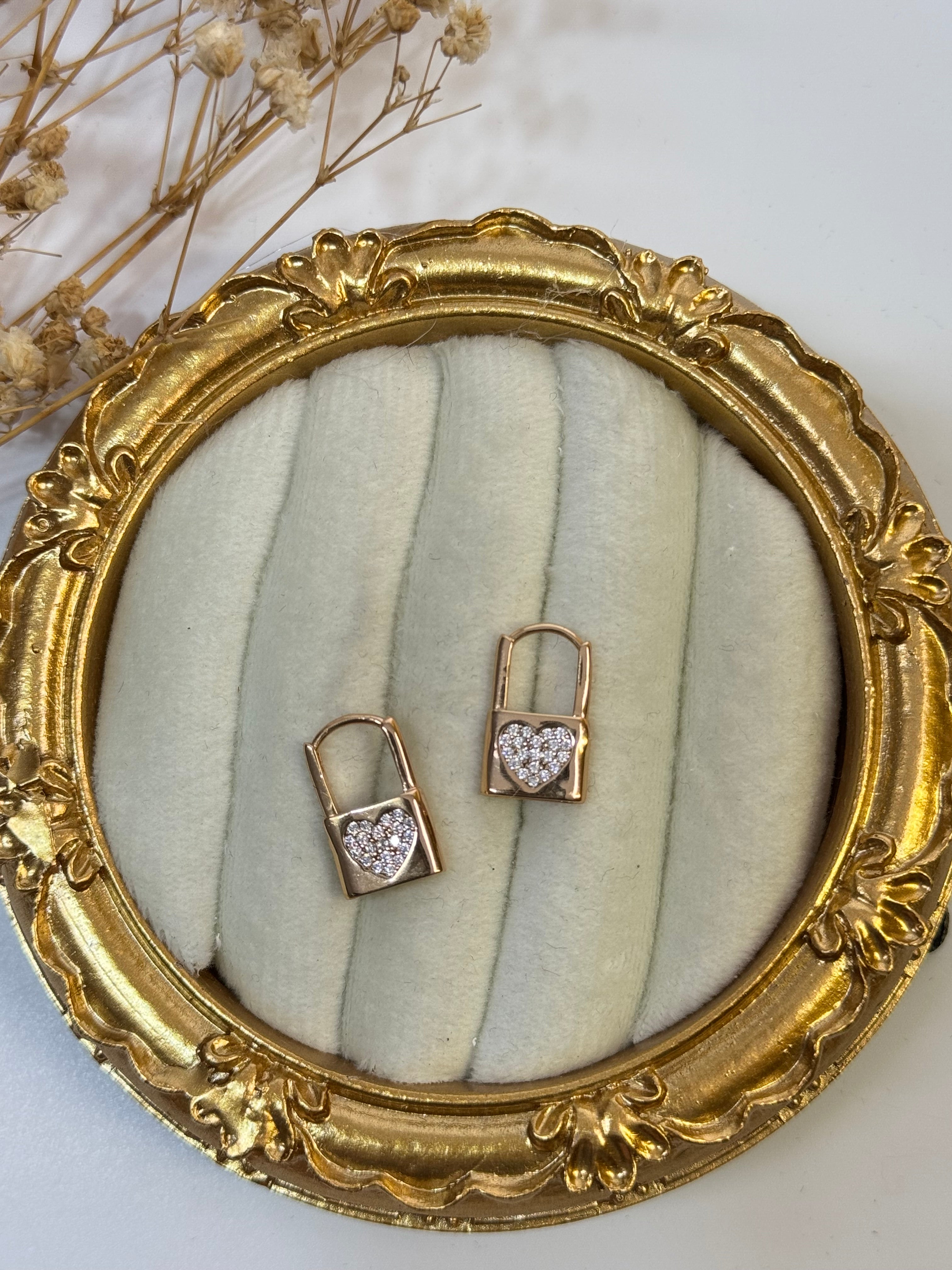 İTHAL KALP DETAYLI MİNİMAL KİLİT KÜPE