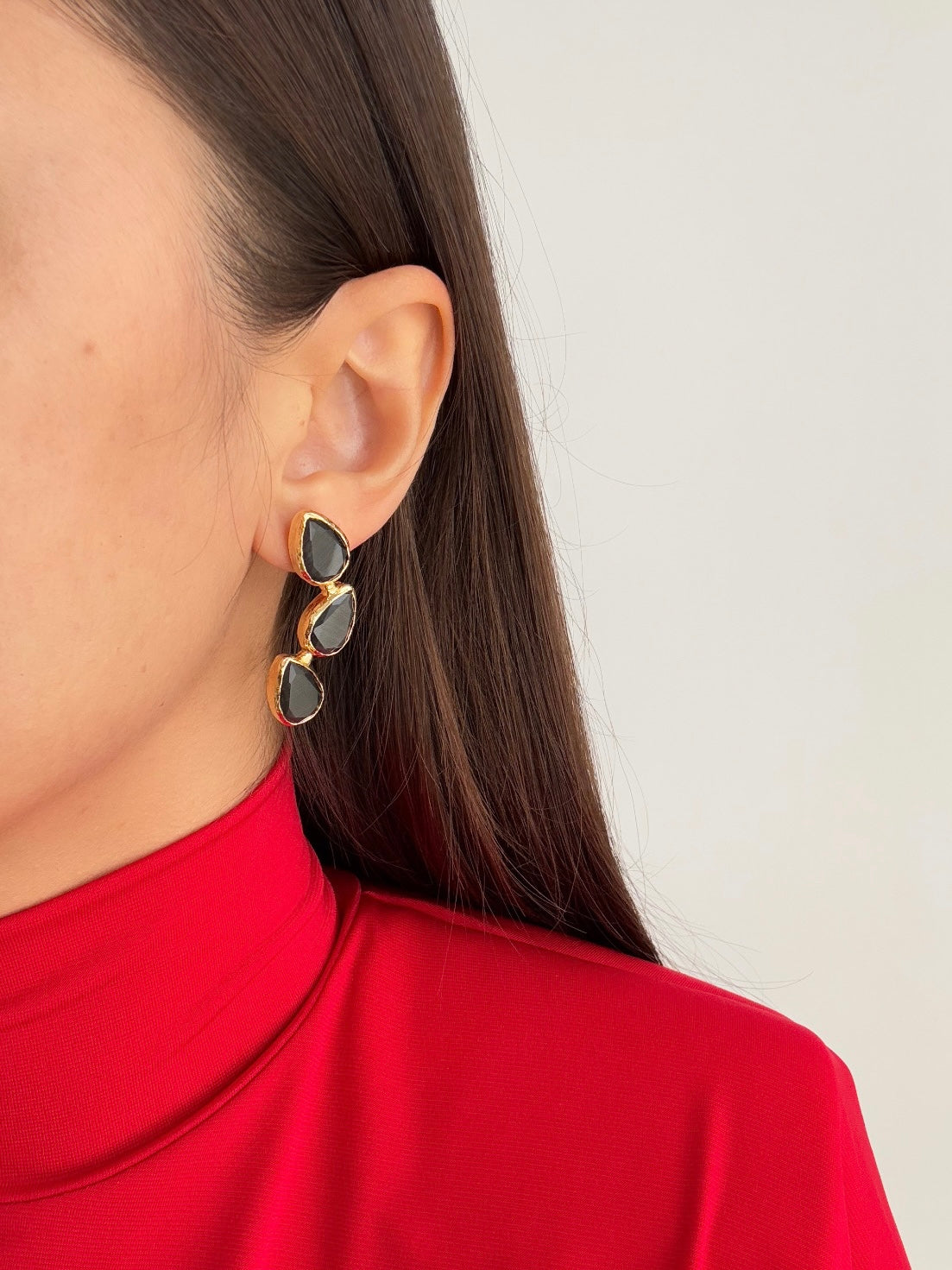 DOĞAL TAŞ DETAYLI DAMLA MODEL SİYAH ALTIN KAPLAMA KÜPE