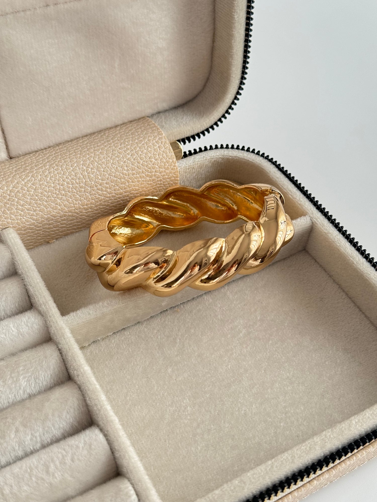 İTHAL BURGU DETAYLI KALIN GOLD KELEPÇE BİLEZİK