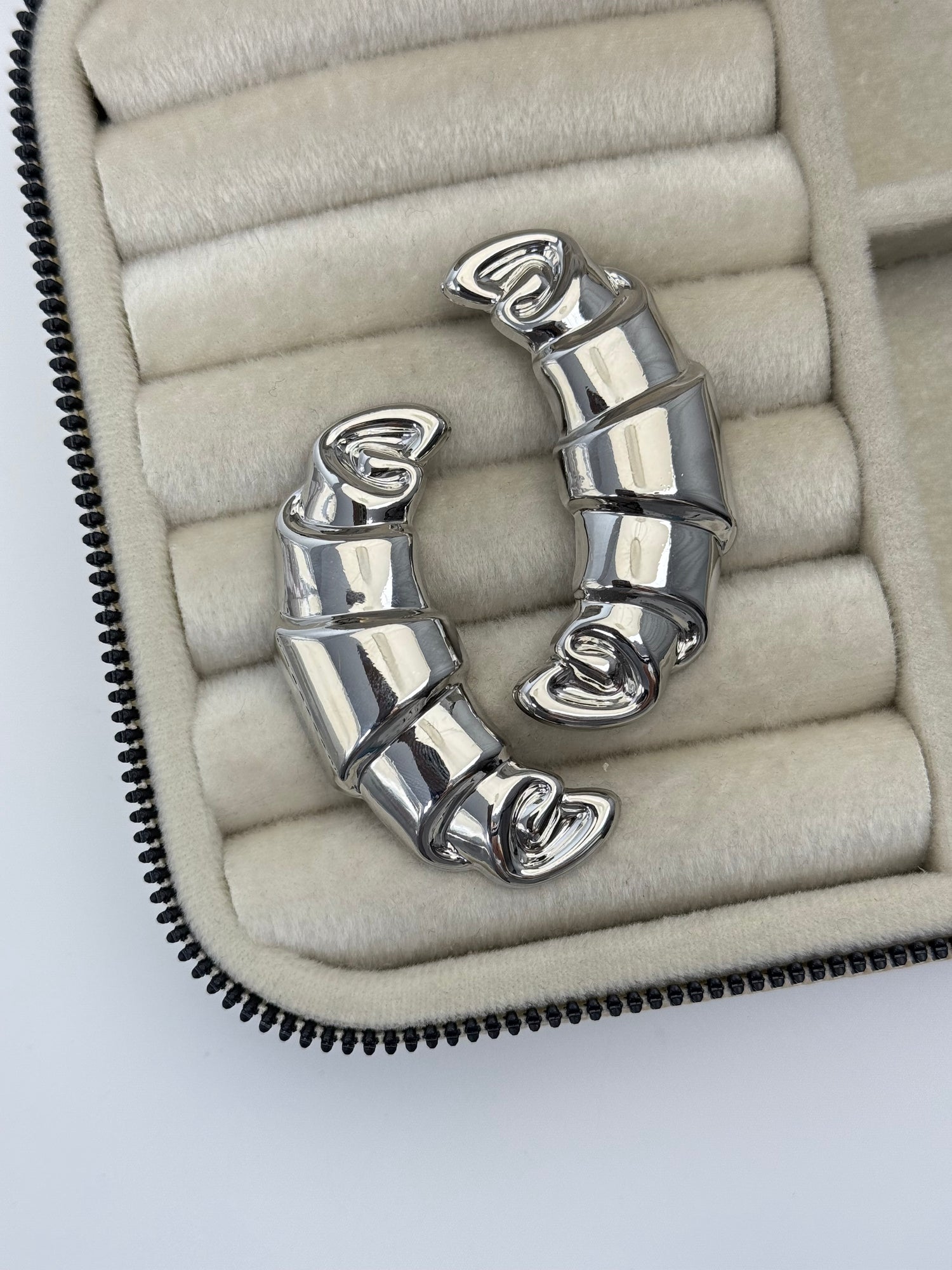 İTHAL KRUVASAN SİLVER KÜPE