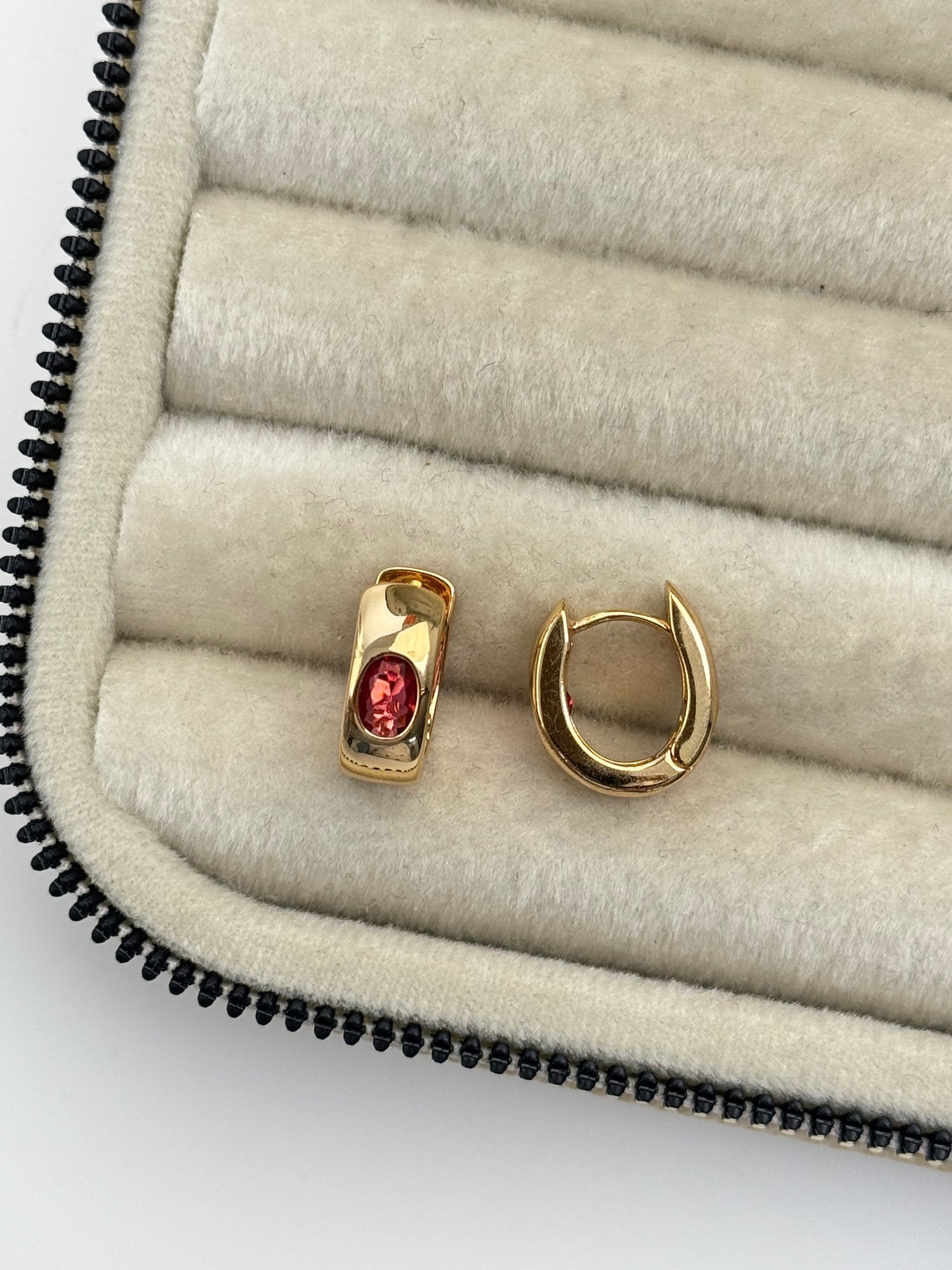 KIRMIZI TAŞLI GOLD HALKA KÜPE