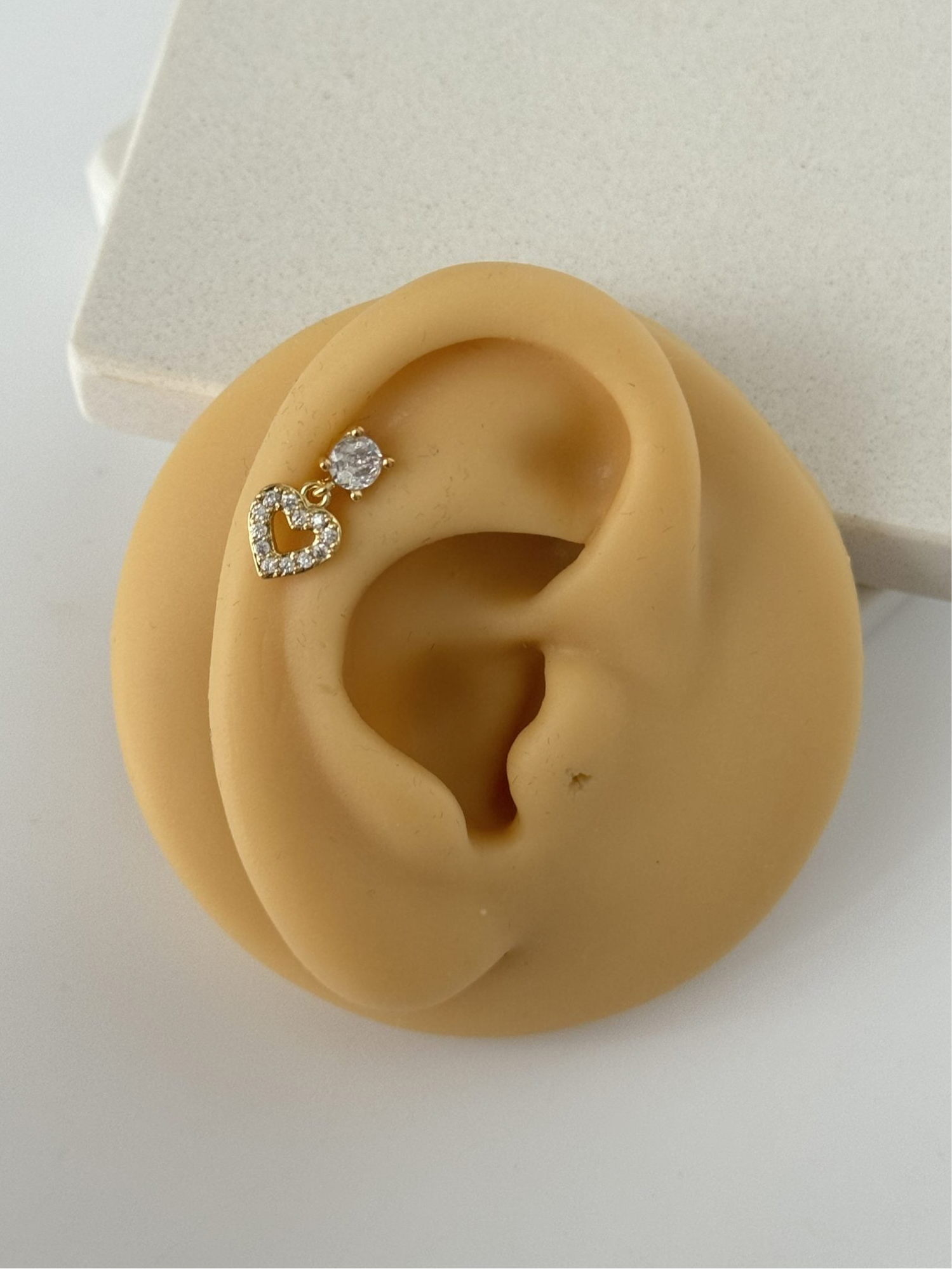 SALLANTILI KALPLİ TRAGUS PİERCİNG