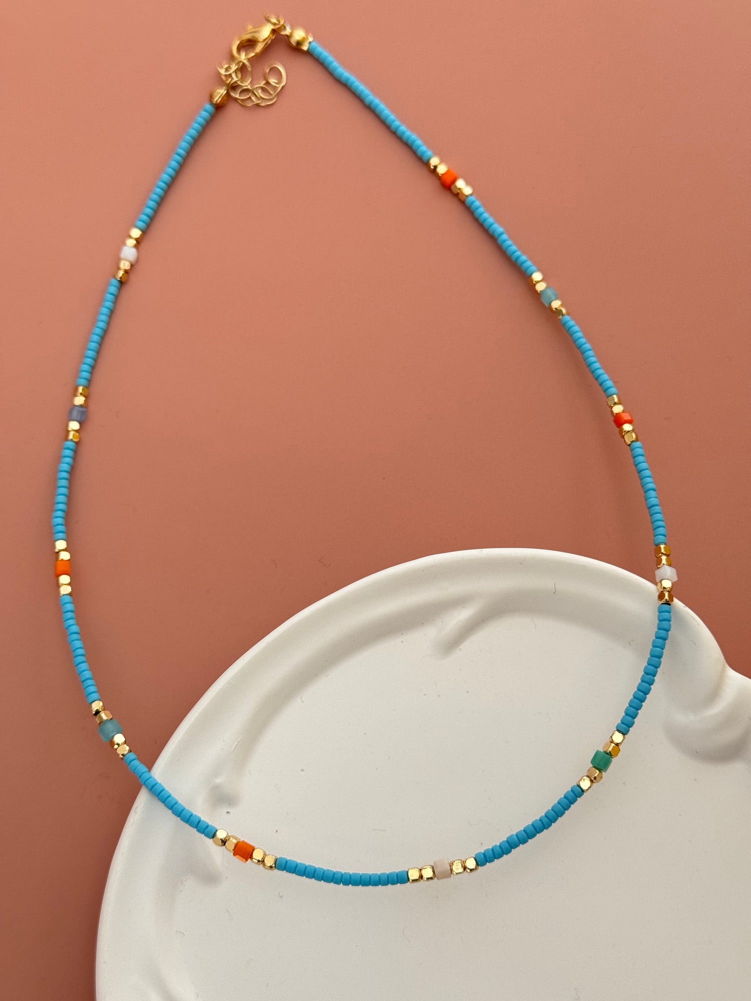 NOİRE KRİSTAL BONCUK DETAYLI MAVİ BONCUK KOLYE