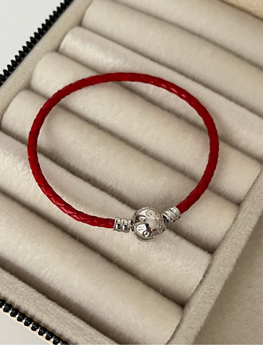 İTHAL KIRMIZI DERİ İPLİ SİLVER MARKA MODEL BİLEKLİK