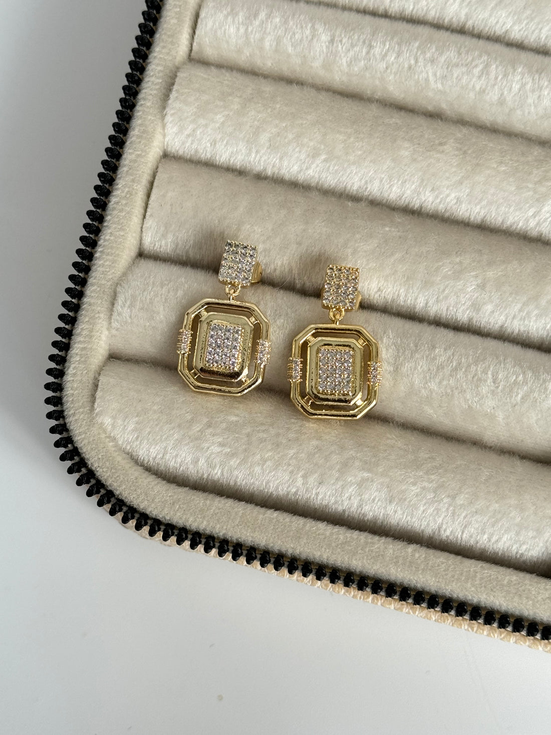 İTHAL BAGET TAŞLI GOLD KÜPE