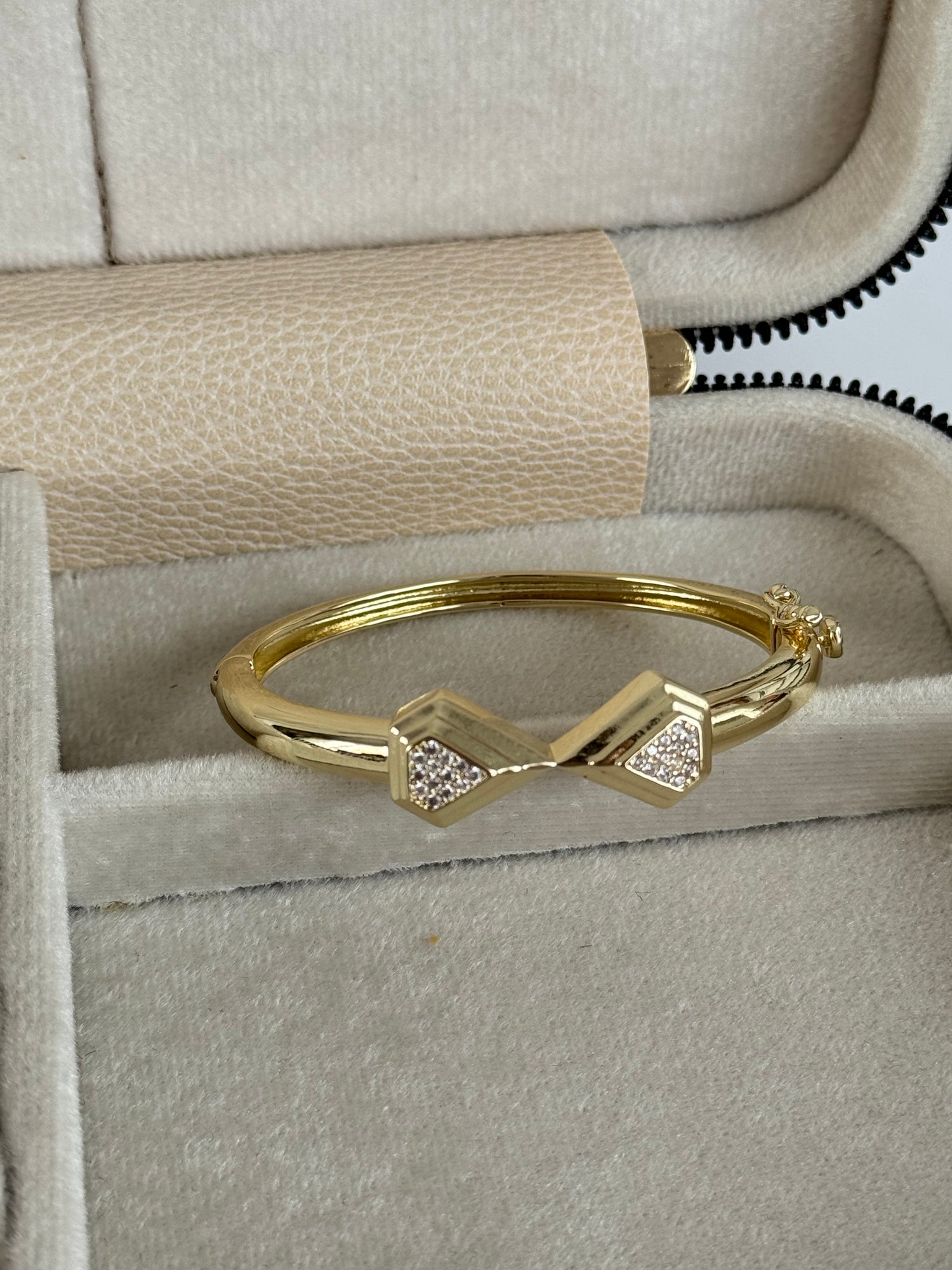 İTHAL TAŞ DETAYLI GOLD KELEPÇE BİLEZİK BİLEKLİK