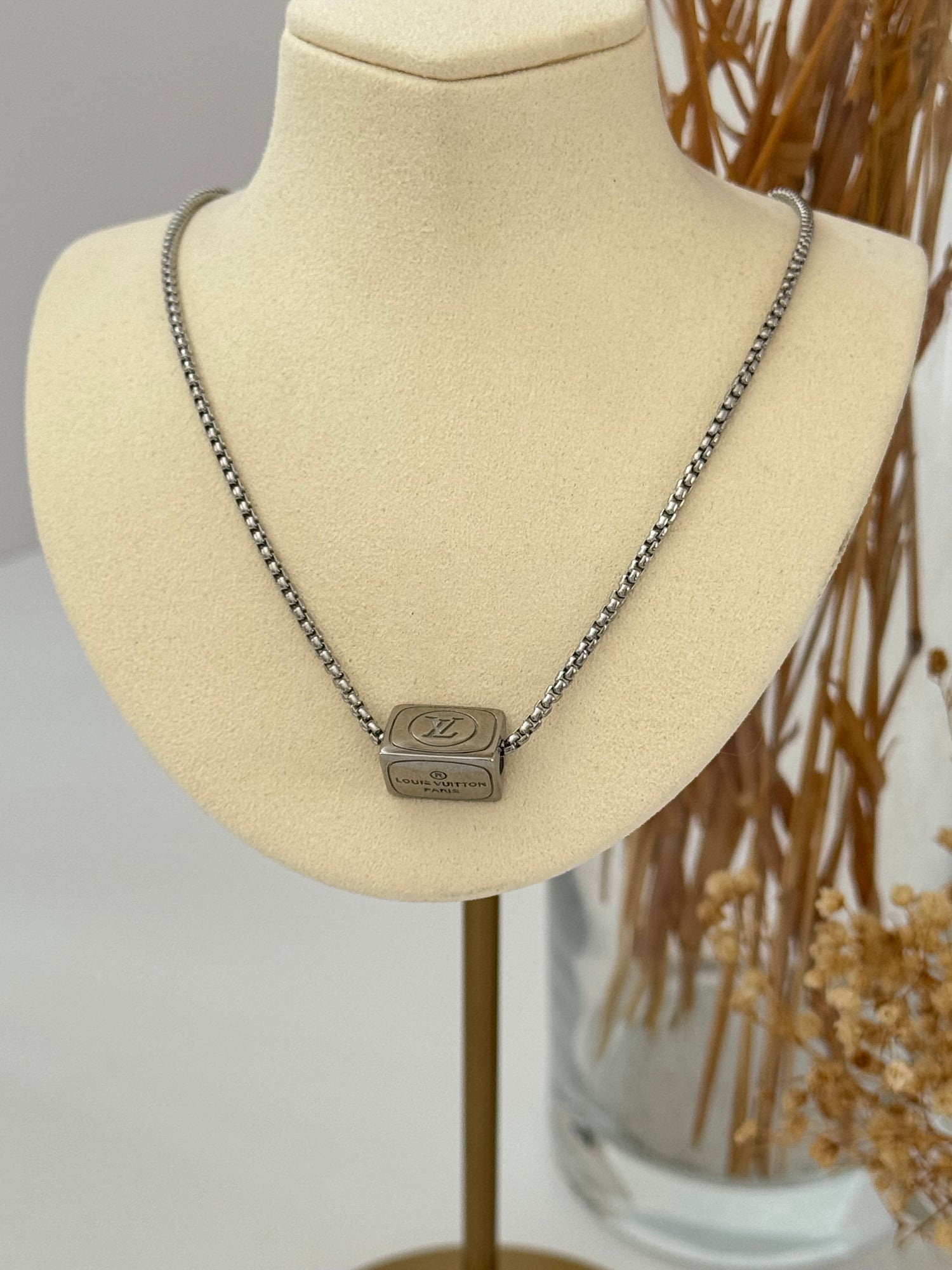 ÜÇGEN DETAYLI MARKA MODEL SİLVER ÇELİK KOLYE