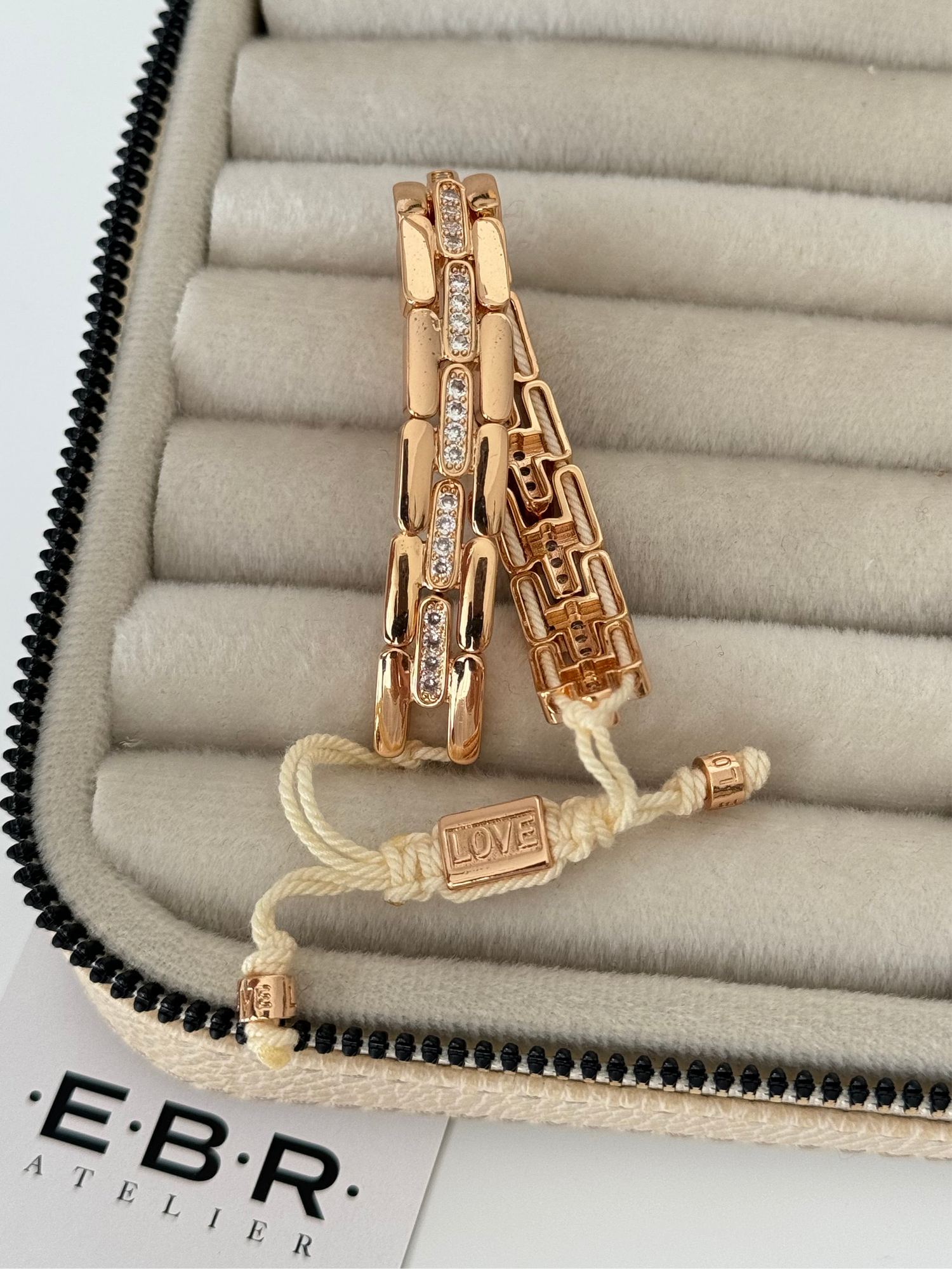 İTHAL TAŞ DETAYLI GOLD SİYAH İPLİ BİLEKLİK