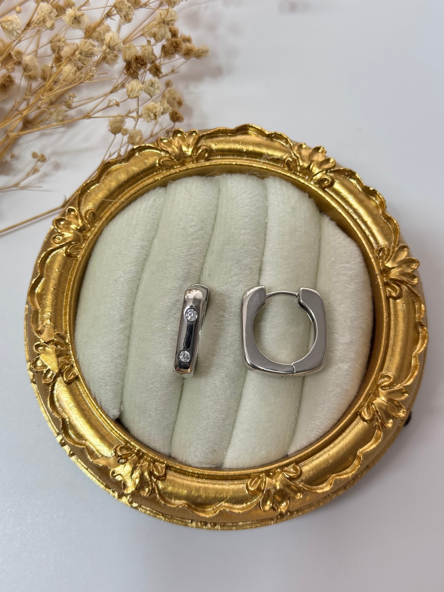 TAŞ DETAYLI SİLVER KARE HALKA KÜPE