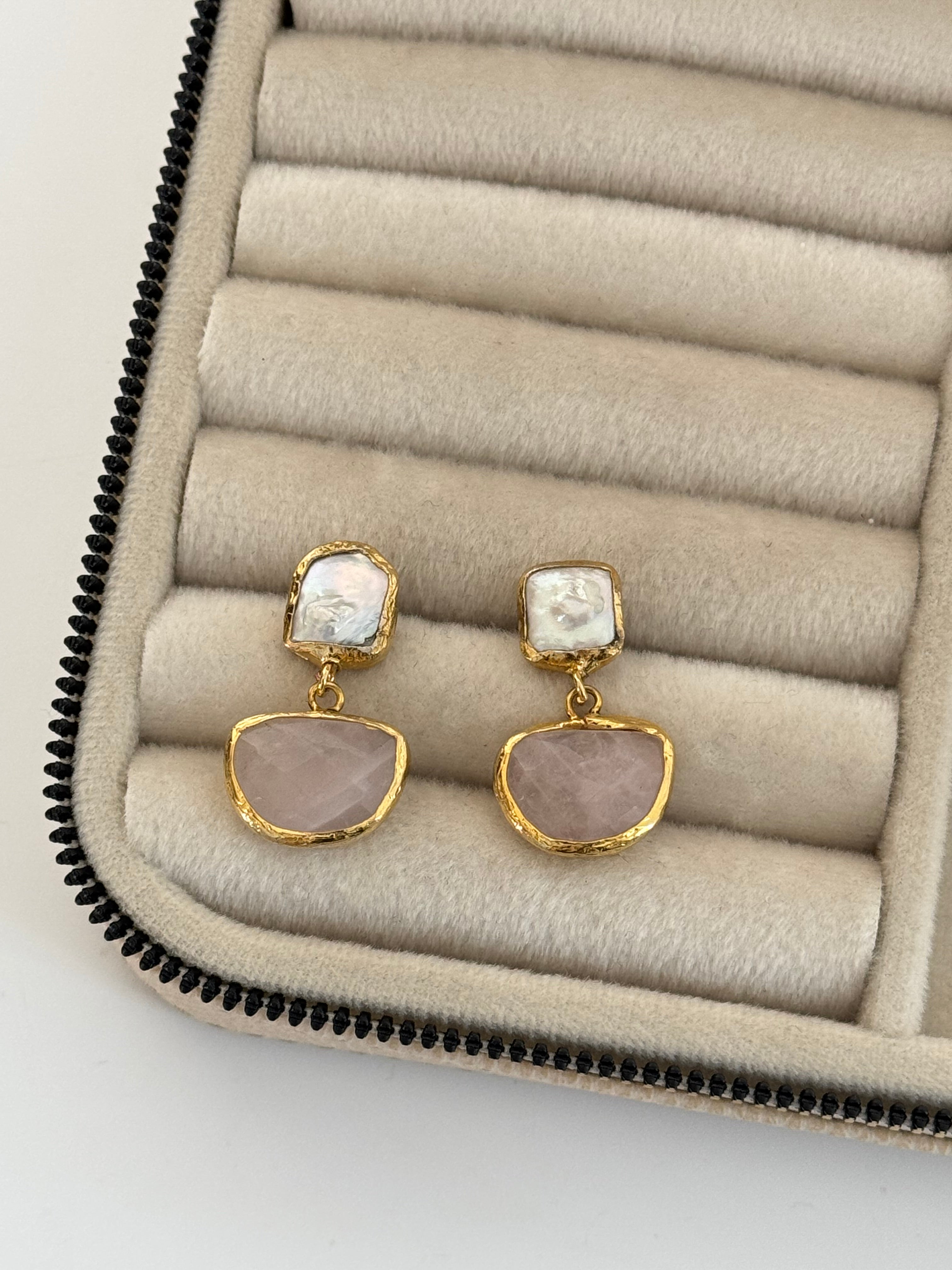 İNCİ VE DOĞAL TAŞ DETAYLI ALTIN KAPLAMA KÜPE