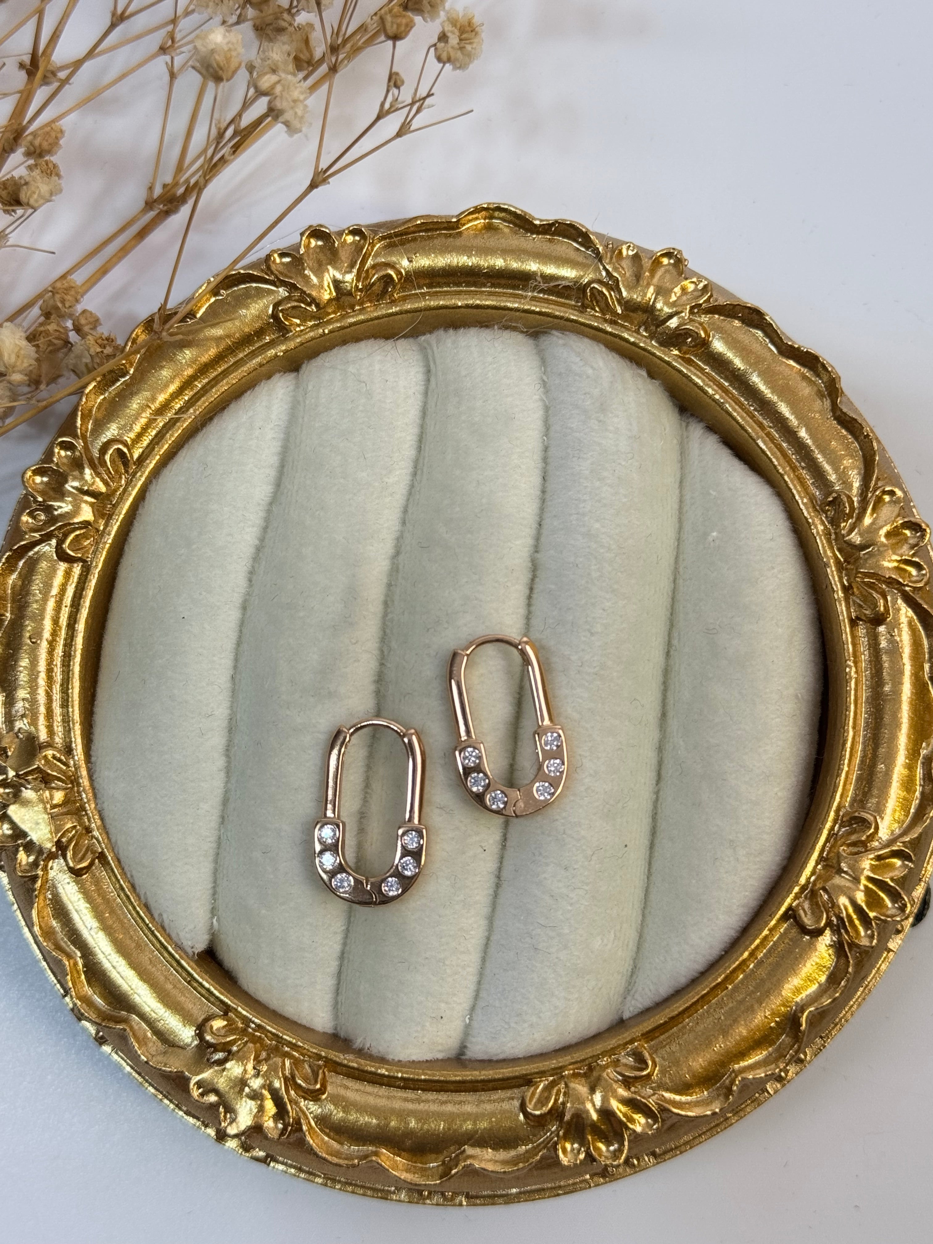 İTHAL TAŞ DETAYLI MİNİMAL KİLİT KÜPE