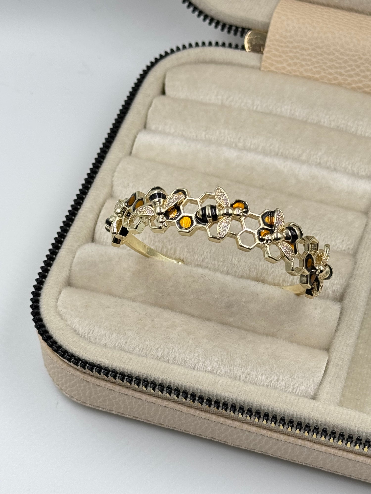 İTHAL ARI DETAYLI PETEKLİ GOLD KELEPÇE BİLEZİK