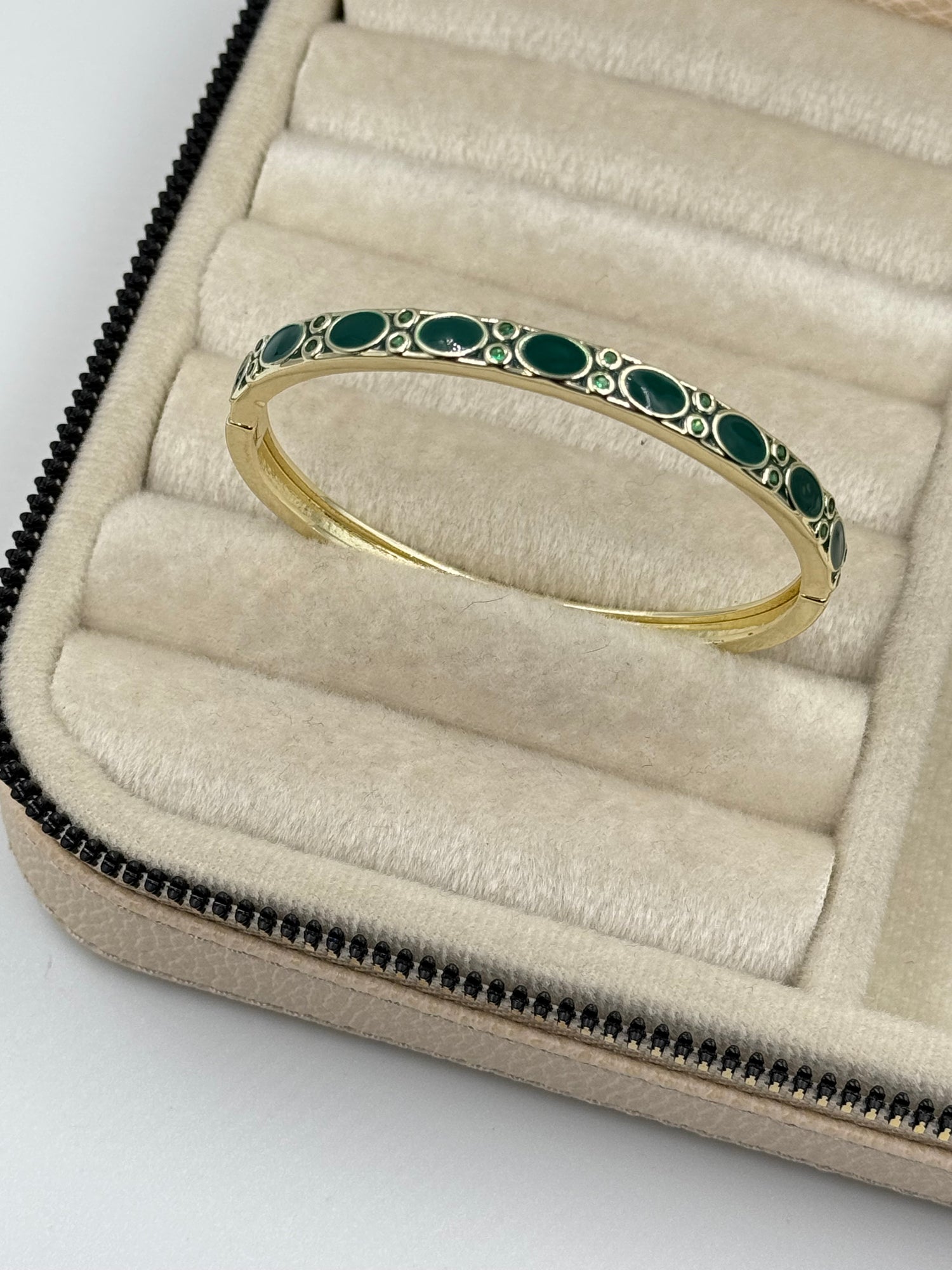 İTHAL YEŞİL MİNELİ TAŞ DETAYLI GOLD KELEPÇE BİLEZİK