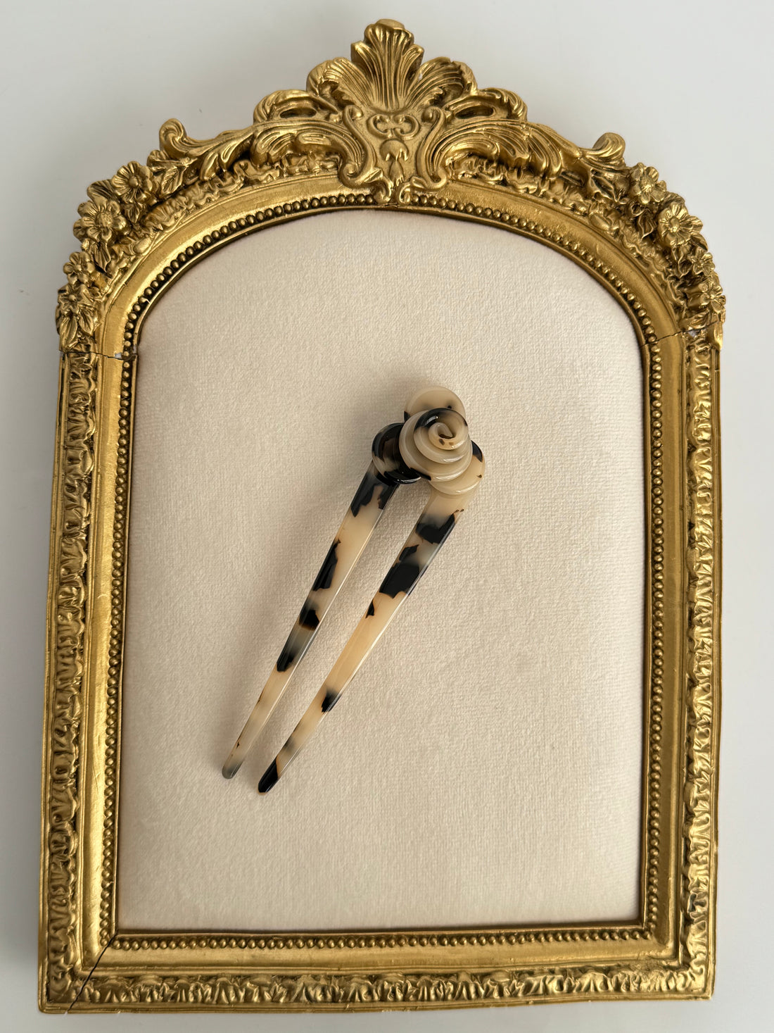 İTHAL GÜL DETAYLI LEOPARLI KEMİK TOPUZ ÇUBUĞU