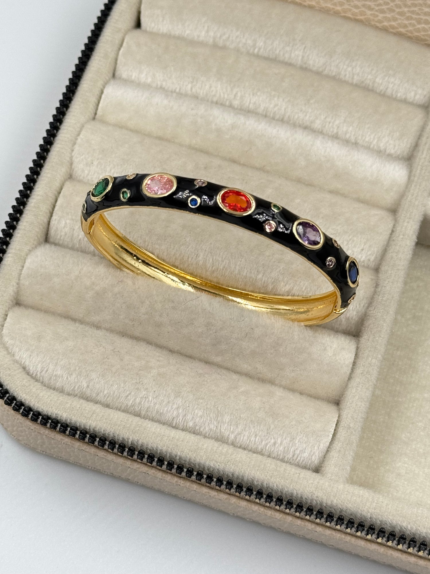 İTHAL SİYAH MİNELİ RENKLİ TAŞ DETAYLI GOLD KELEPÇE BİLEZİK