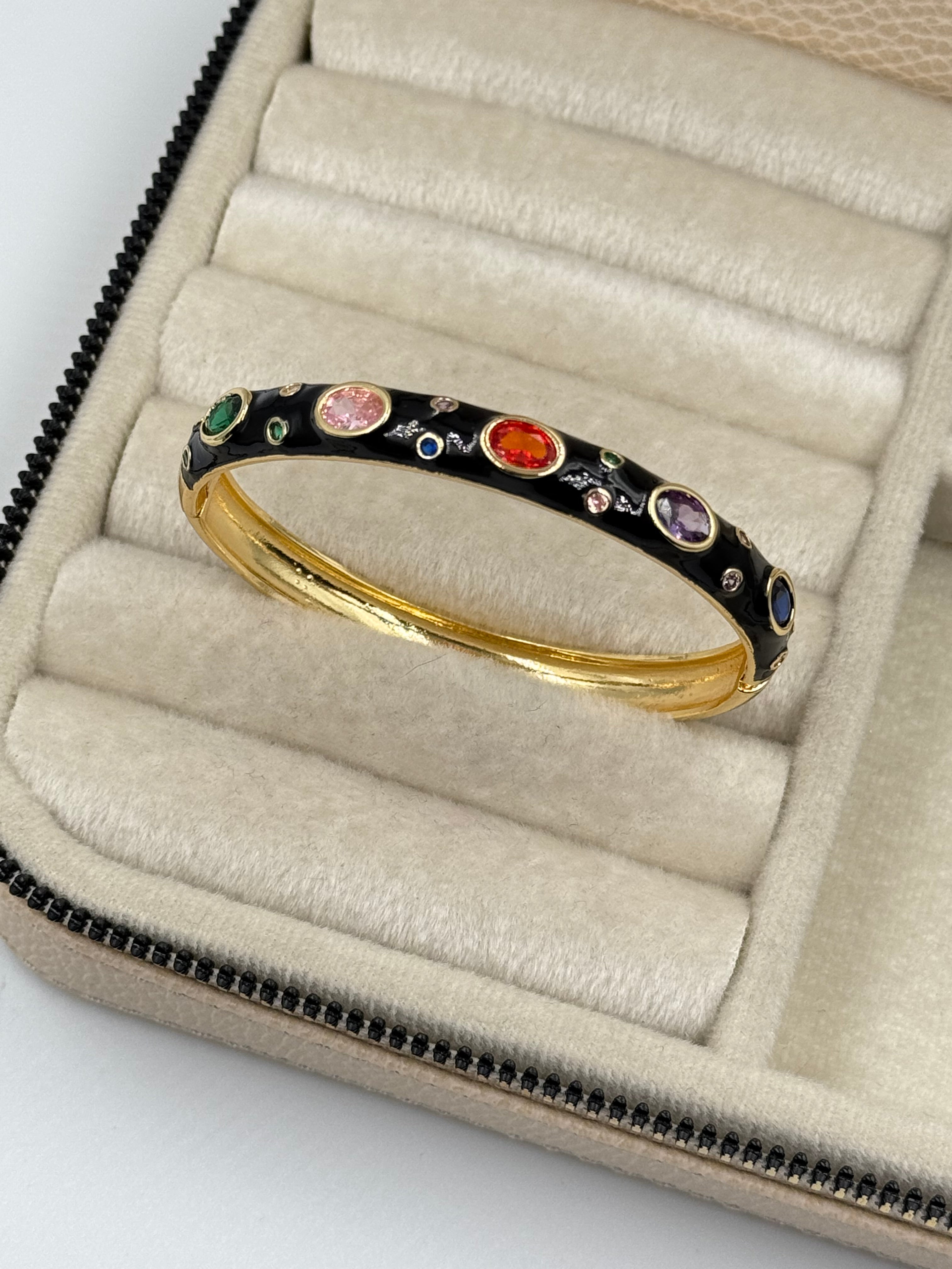 İTHAL SİYAH MİNELİ RENKLİ TAŞ DETAYLI GOLD KELEPÇE BİLEZİK