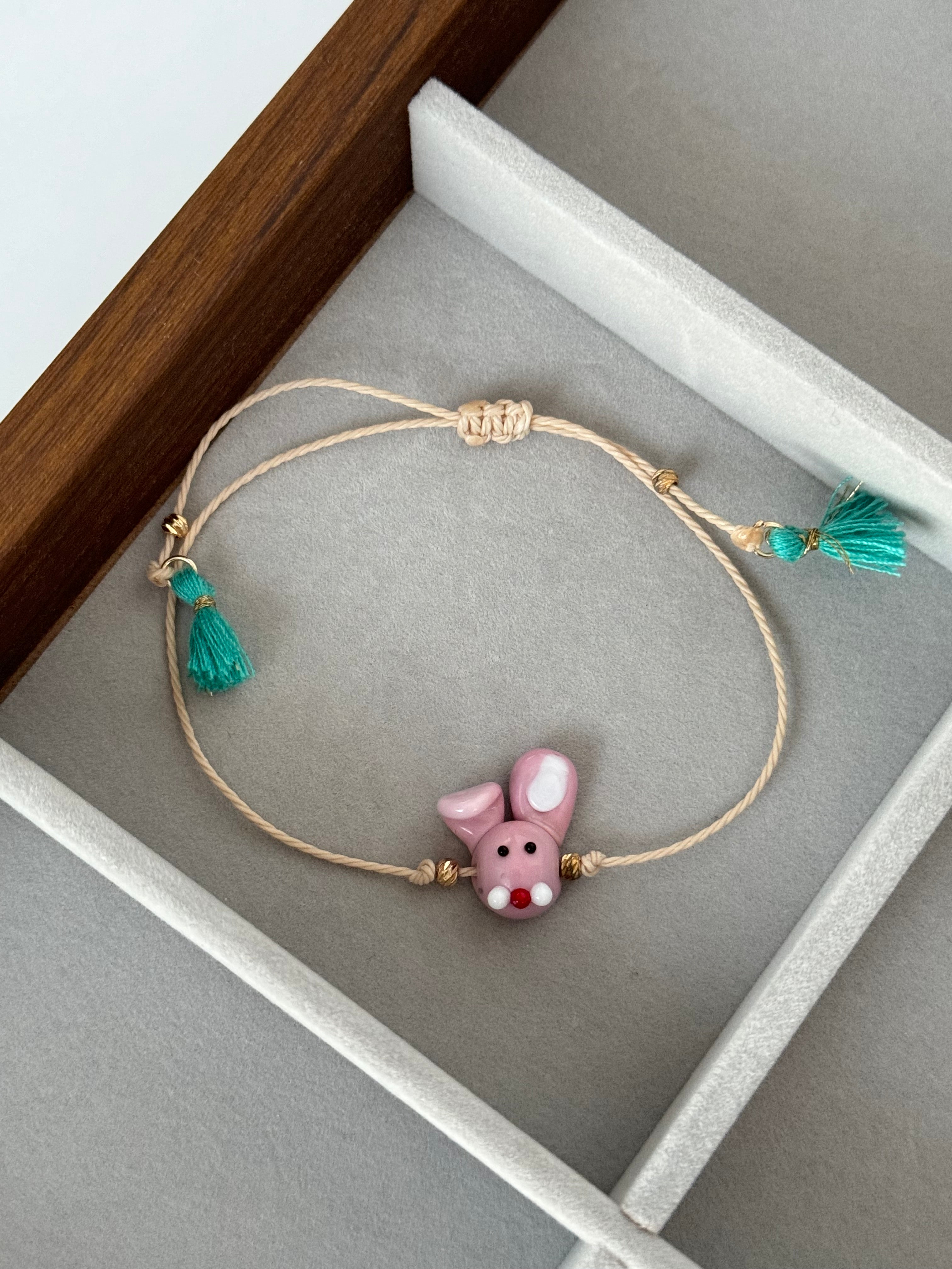 TAVŞAN CAM BONCUK EL YAPIMI İPLİ BİLEKLİK