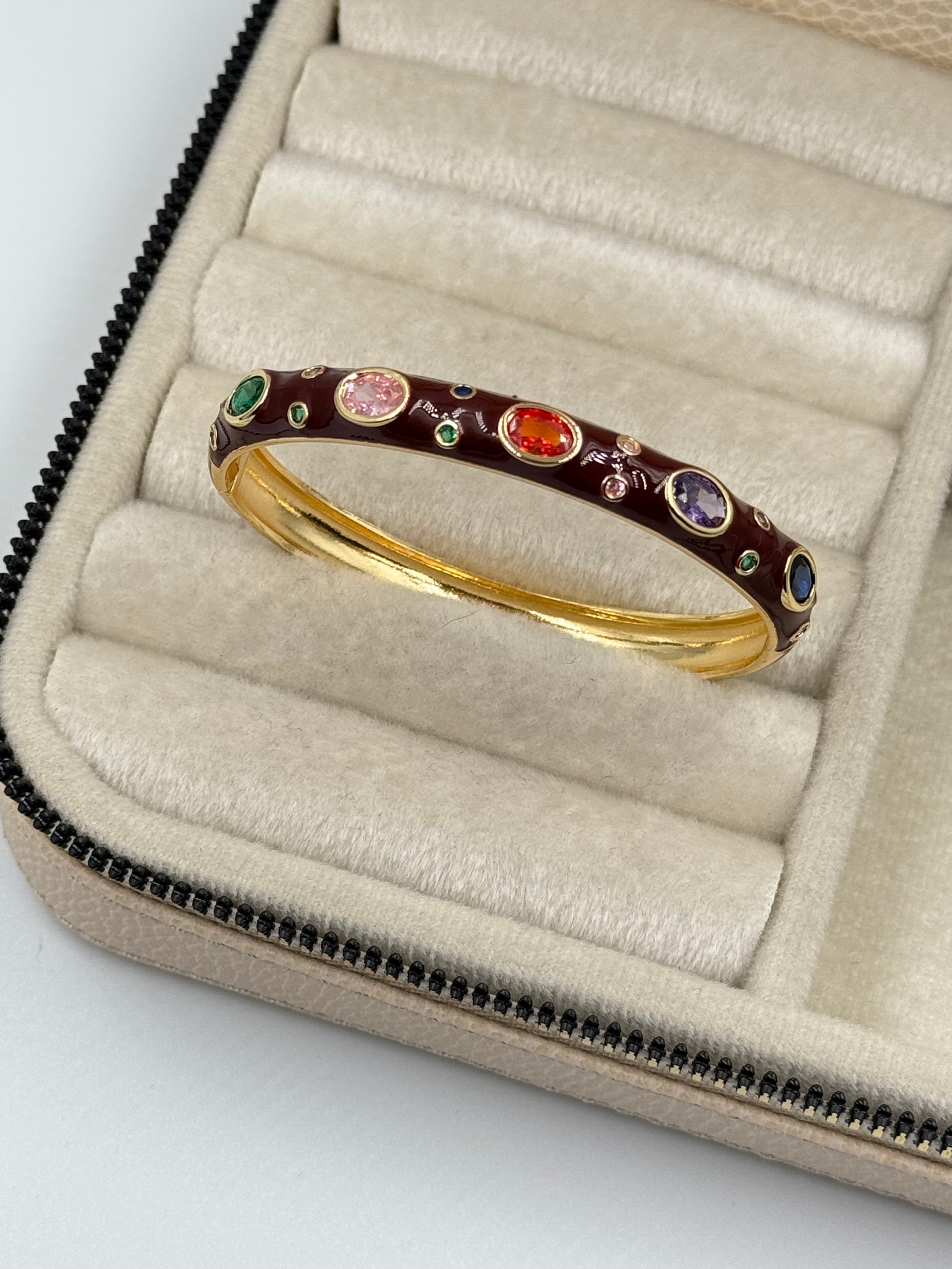 İTHAL BORDO MİNELİ RENKLİ TAŞ DETAYLI GOLD KELEPÇE BİLEZİK