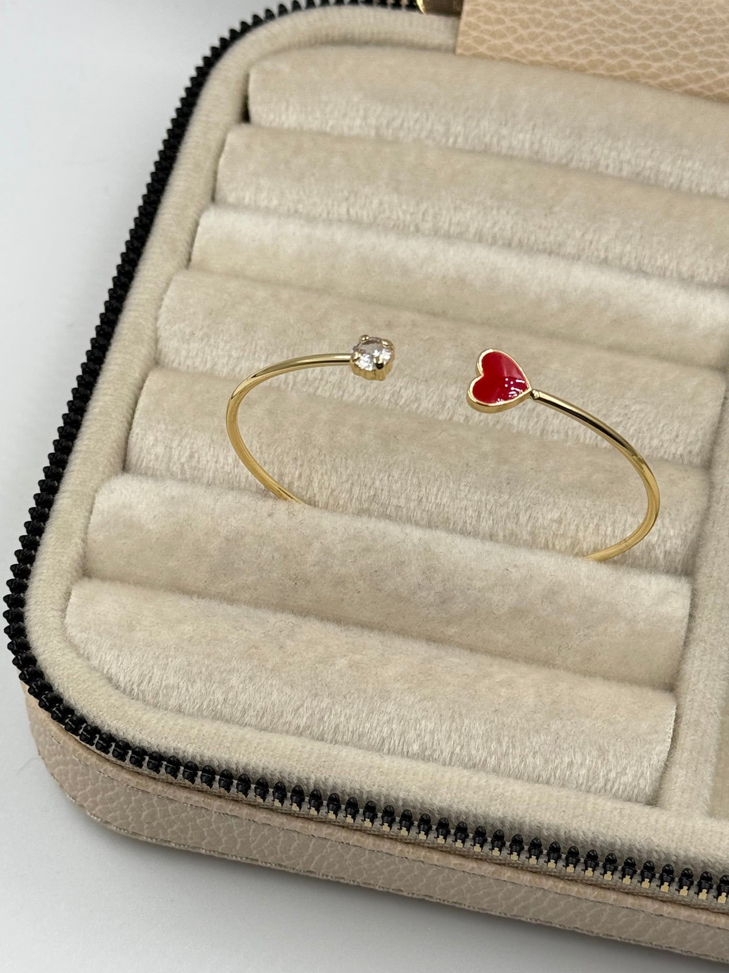 İTHAL KALP DETAYLI TAŞLI GOLD KELEPÇE BİLEZİK