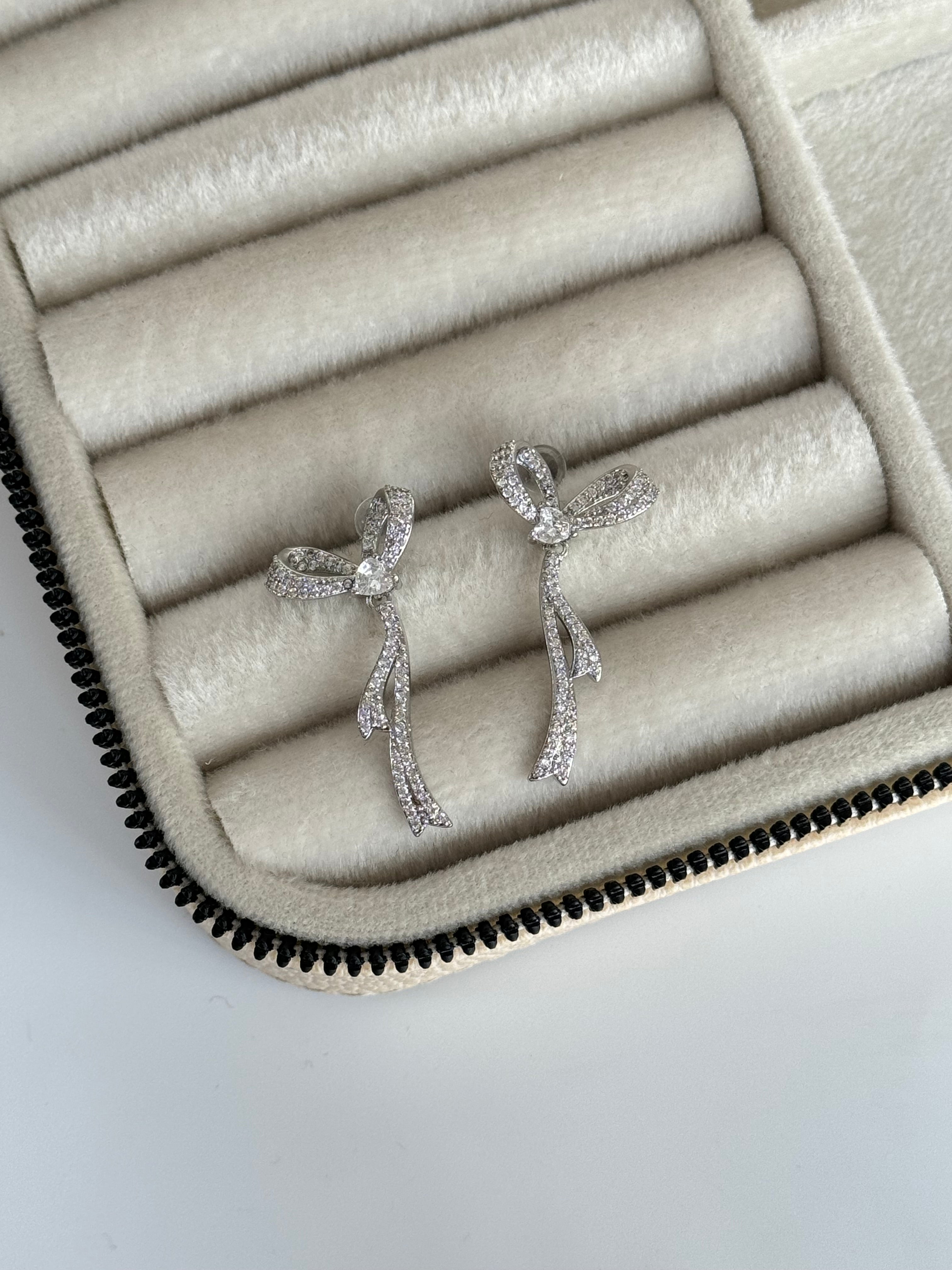 İTHAL TAŞLI FİYONK DETAYLI SİLVER KÜPE