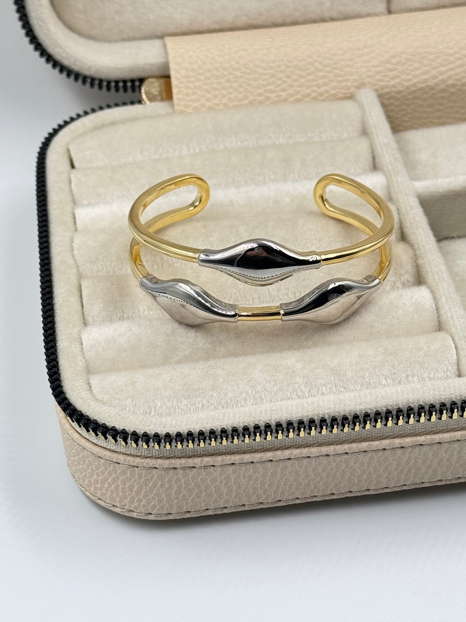 İTHAL SİLVER ASİMETRİK DETAYLI GOLD KELEPÇE BİLEZİK