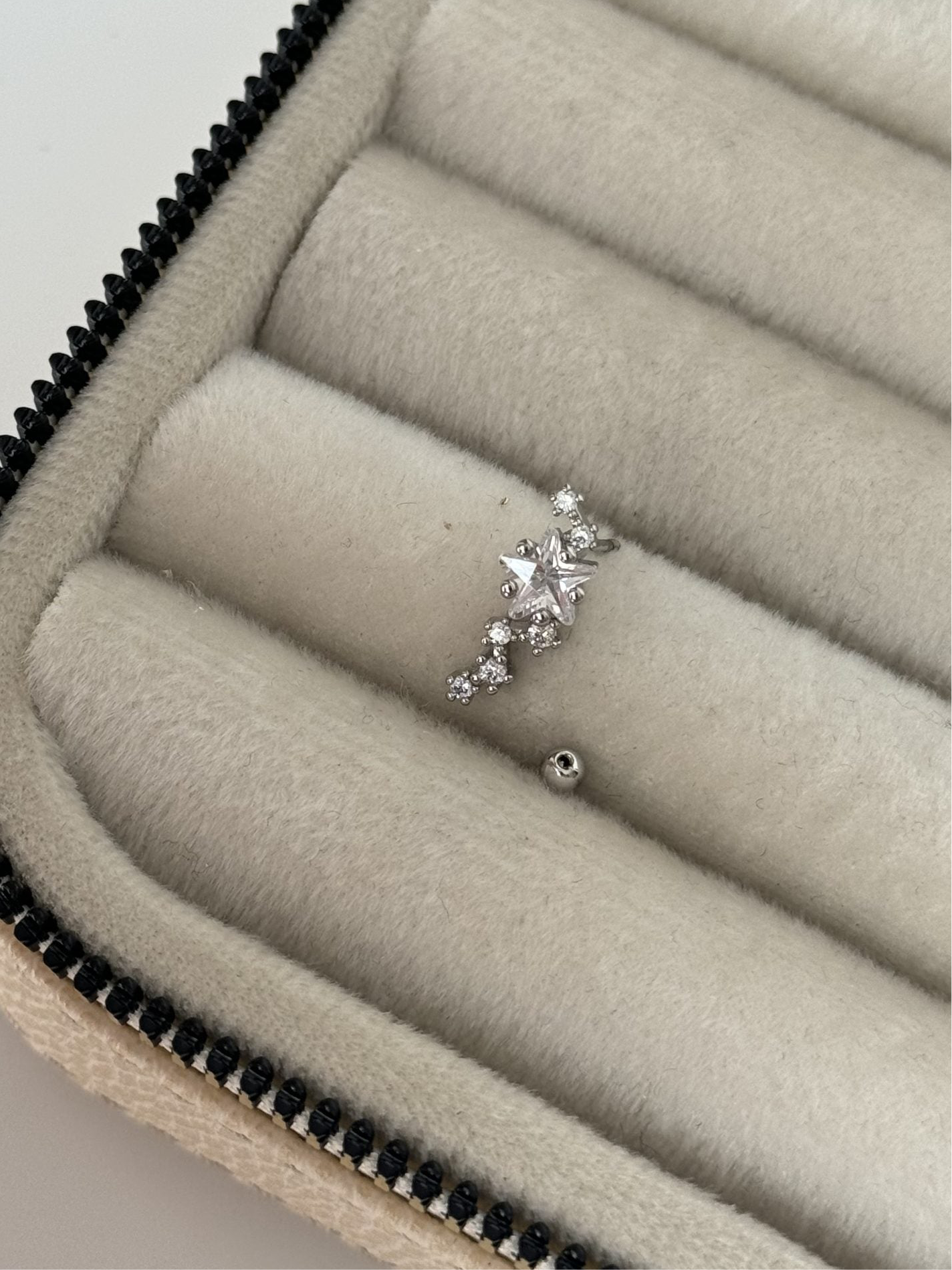 YILDIZ DETAYLI SİLVER SOL TRAGUS PİERCİNG