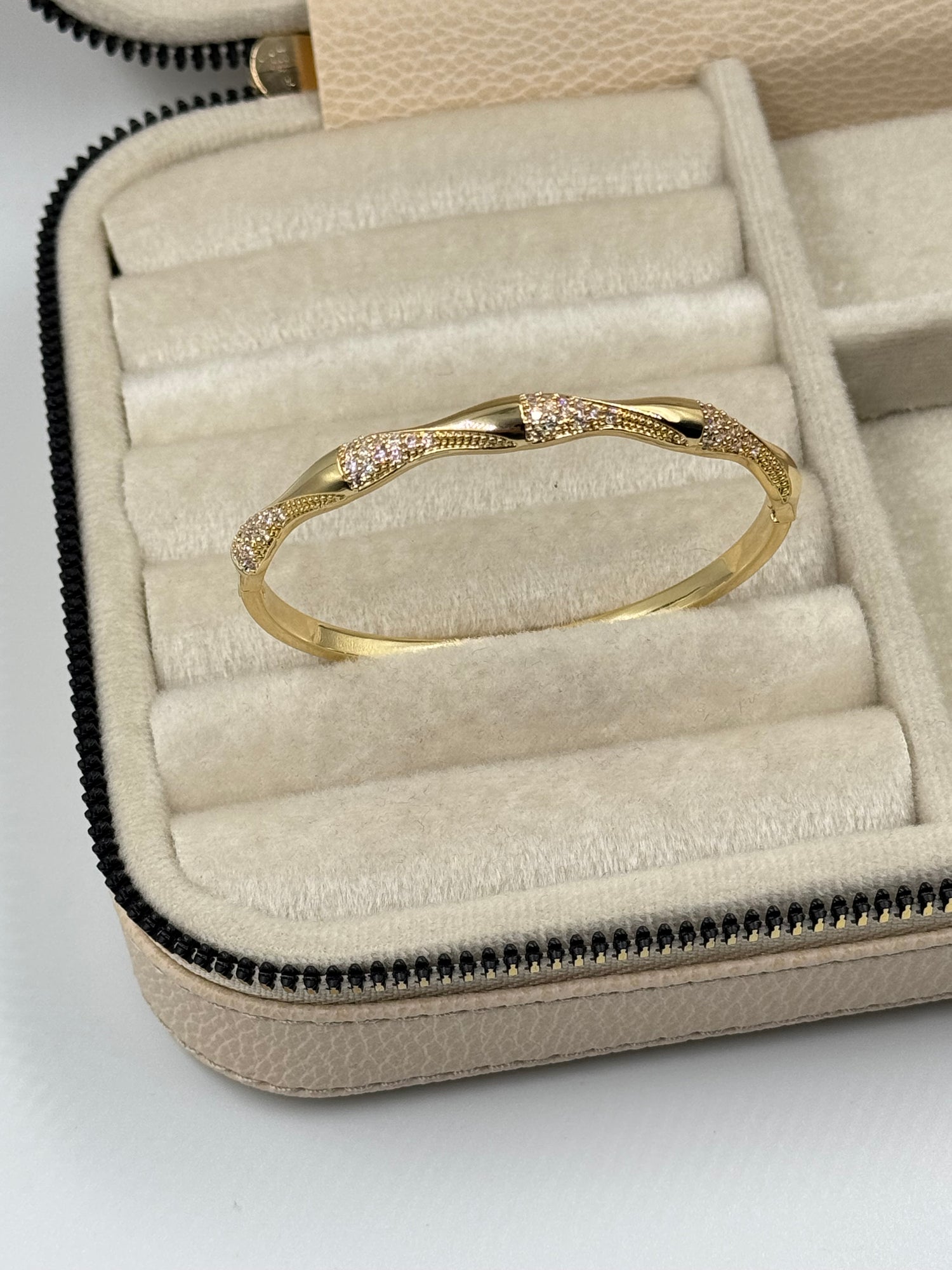 İTHAL TAŞ DETAYLI GOLD KELEPÇE BİLEZİK