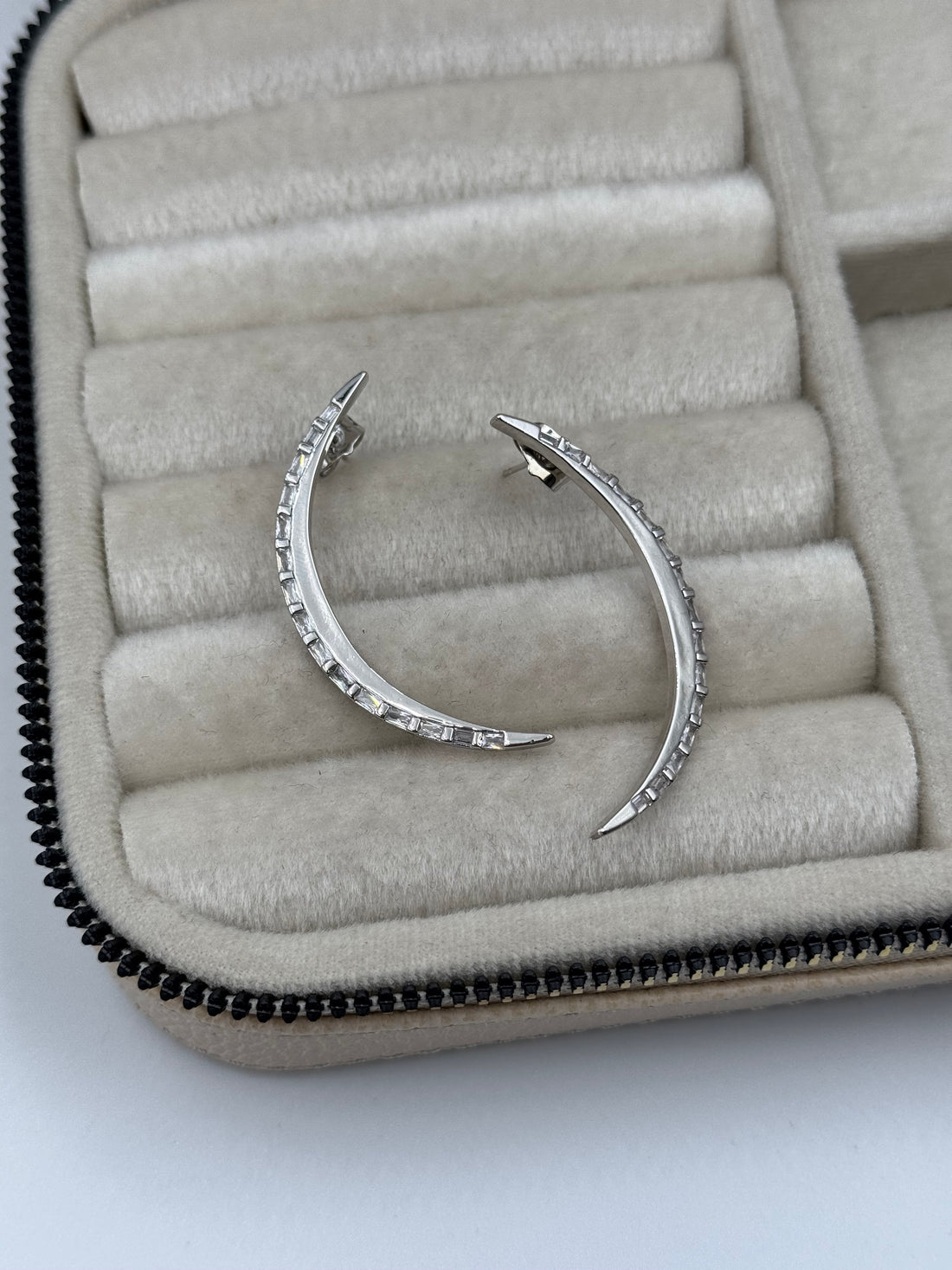 İTHAL YARIM AY DETAYLI SİLVER KÜPE