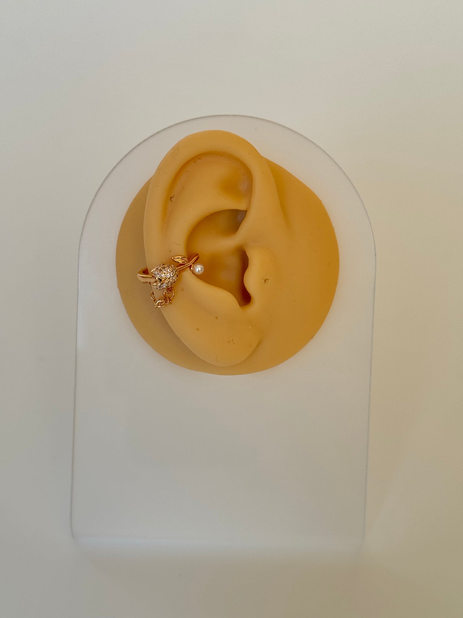 İTHAL LALE DETAYLI SAĞ KULAK GOLD KIKIRDAK KÜPE EARCUFF