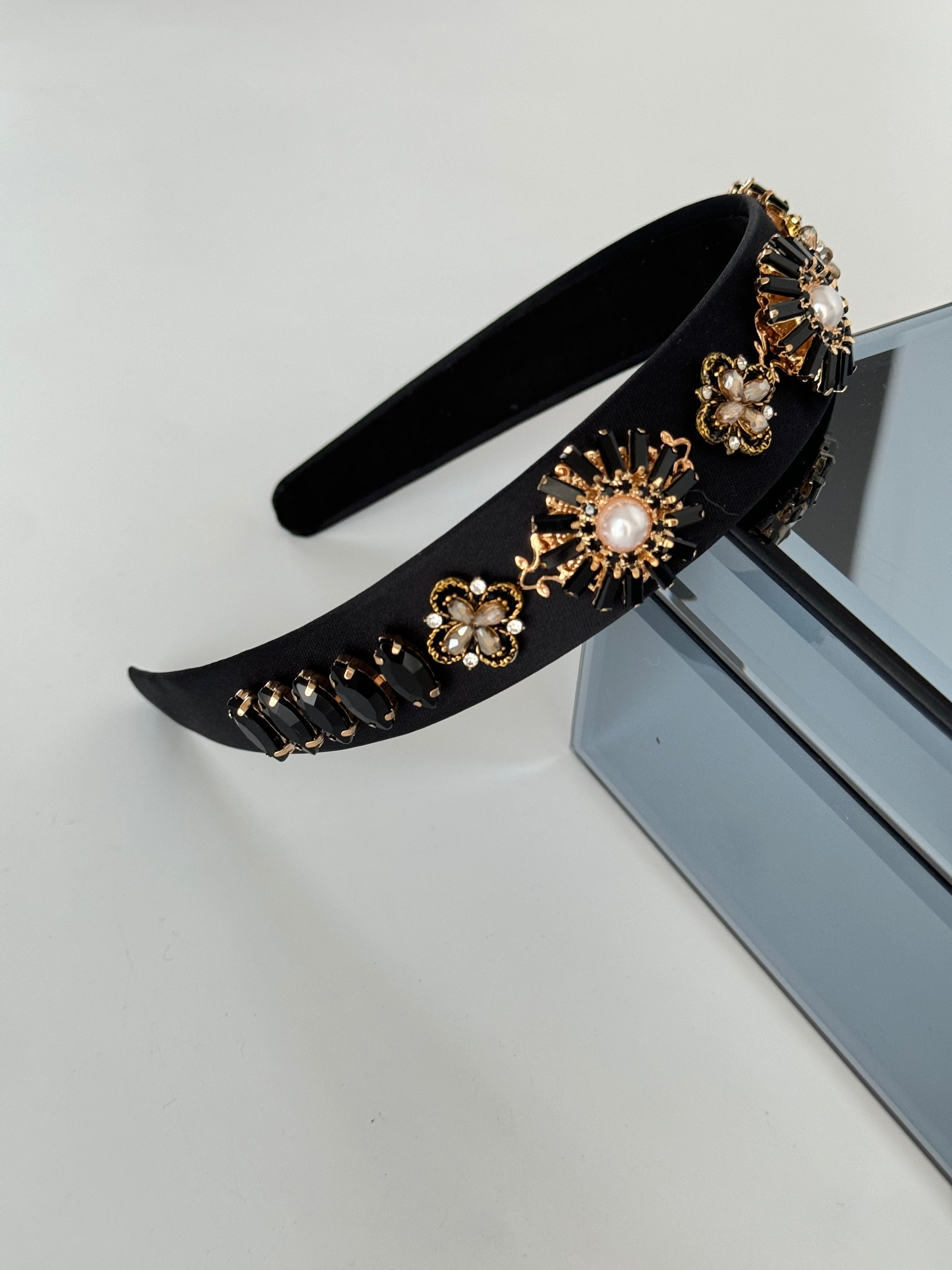 İTHAL TAŞLI ÇİÇEK DETAYLI SİYAH TAÇ