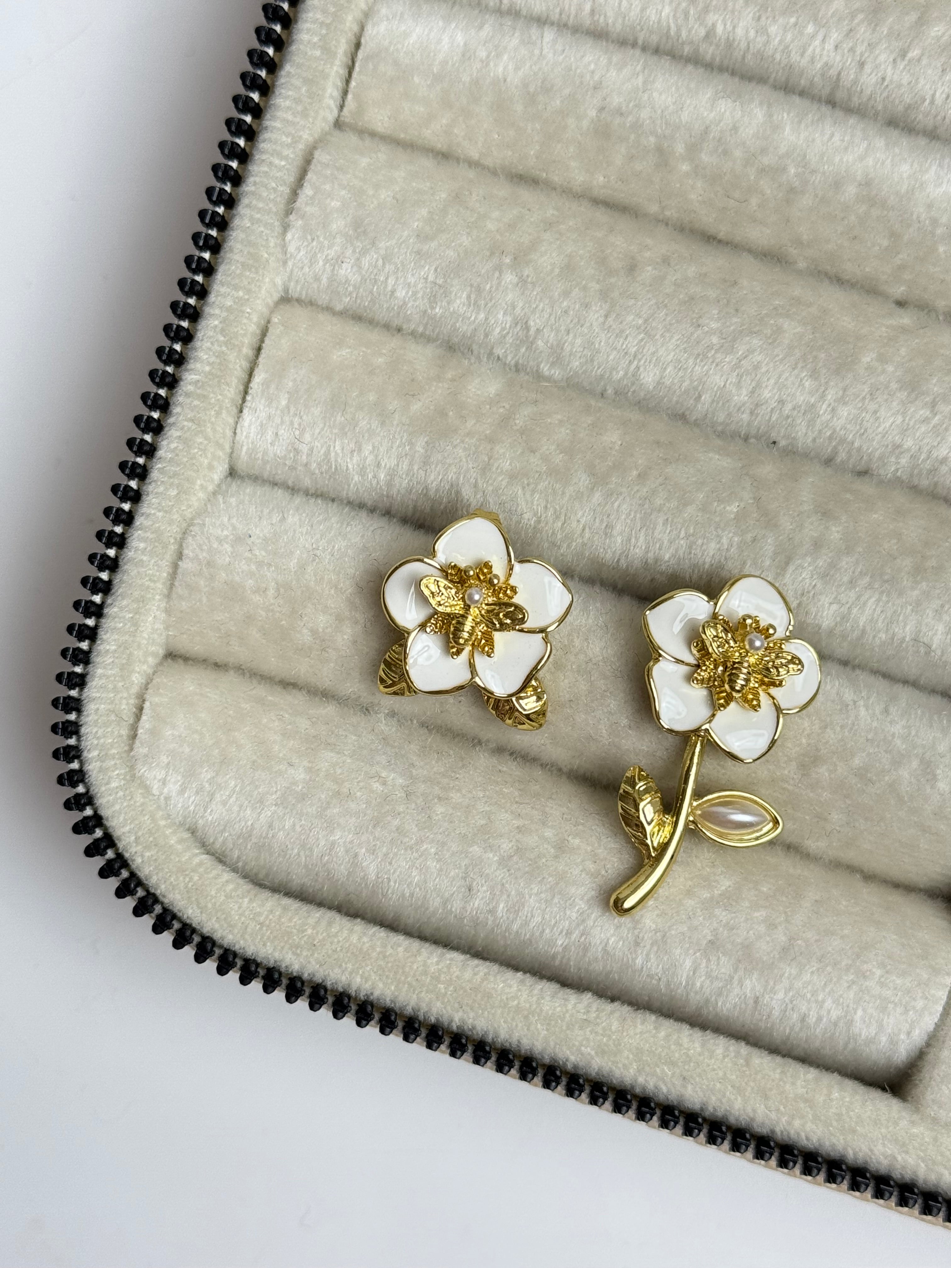 İTHAL BEYAZ ÇİÇEKLİ GOLD KÜPE