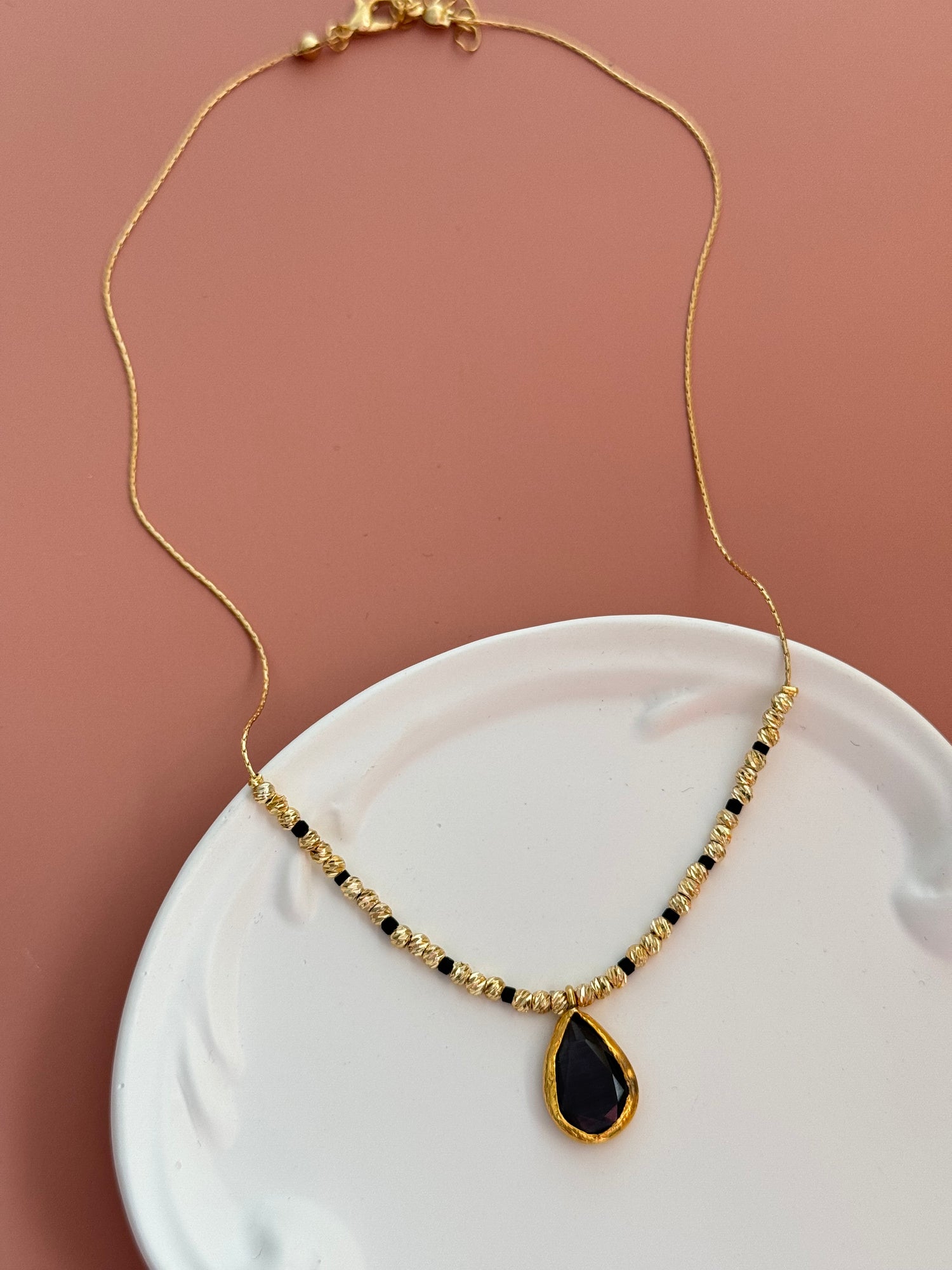 ARYAN SİYAH KRİSTAL TAŞLI ALTIN KAPLAMA DORİKA KOLYE