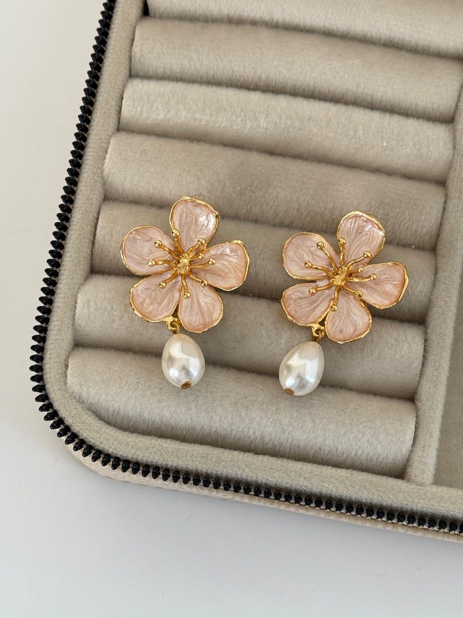 MENEKŞE MODEL İNCİ DETAYLI KREM ALTIN KAPLAMA KÜPE