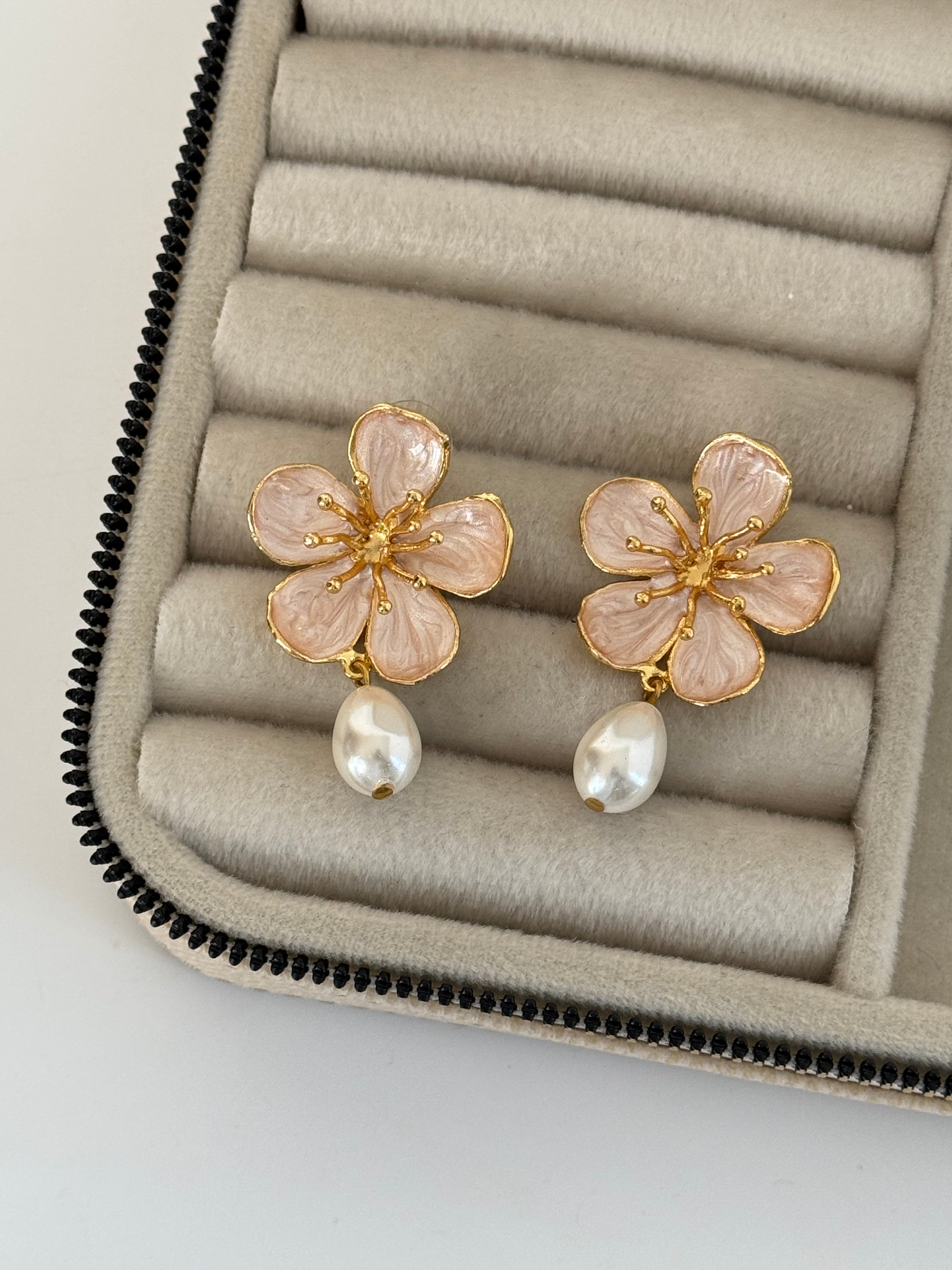 MENEKŞE MODEL İNCİ DETAYLI KREM ALTIN KAPLAMA KÜPE