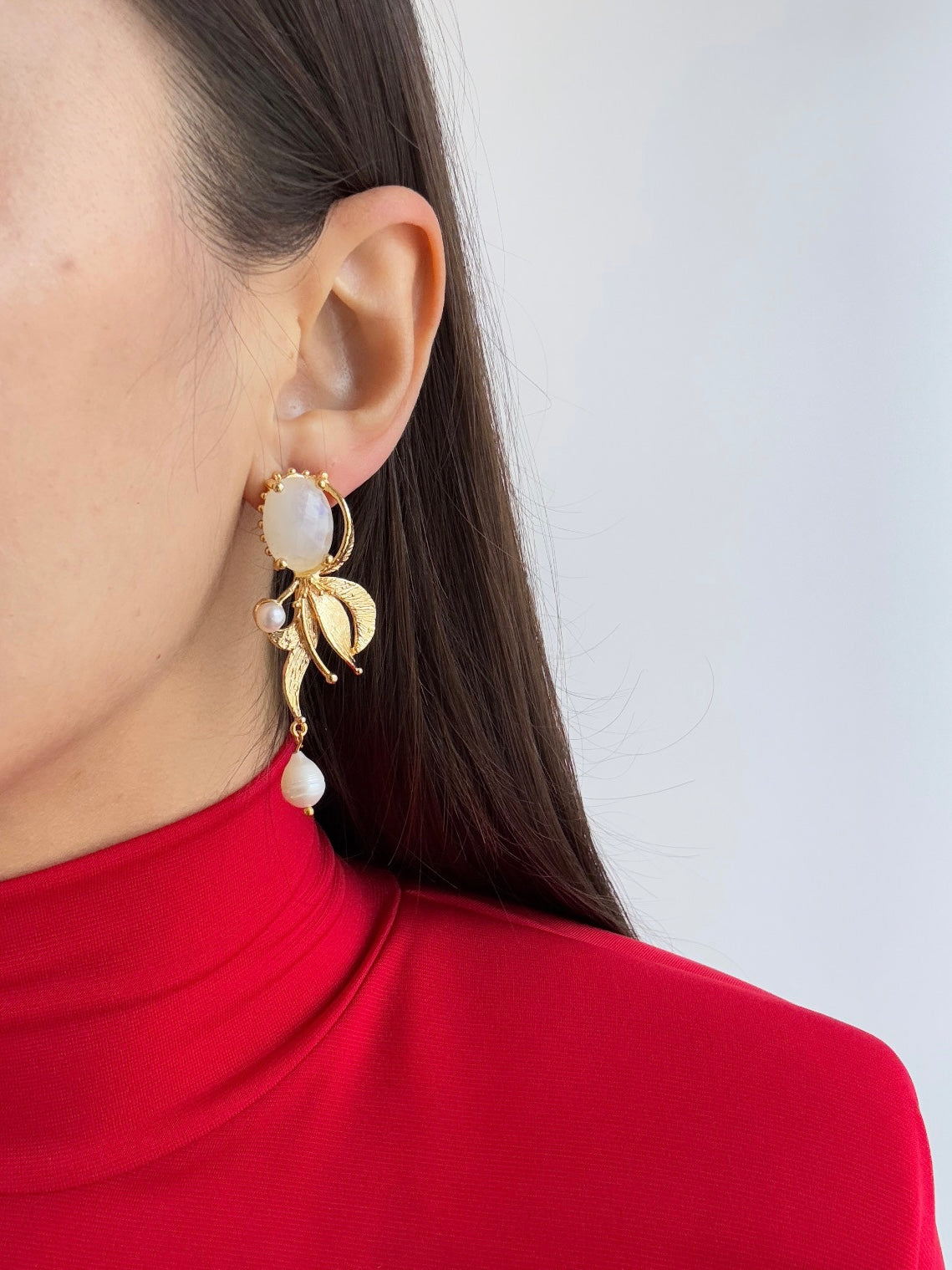 DOĞAL TAŞ DETAYLI TOMURCUK GÜLLÜ ALTIN KAPLAMA KÜPE