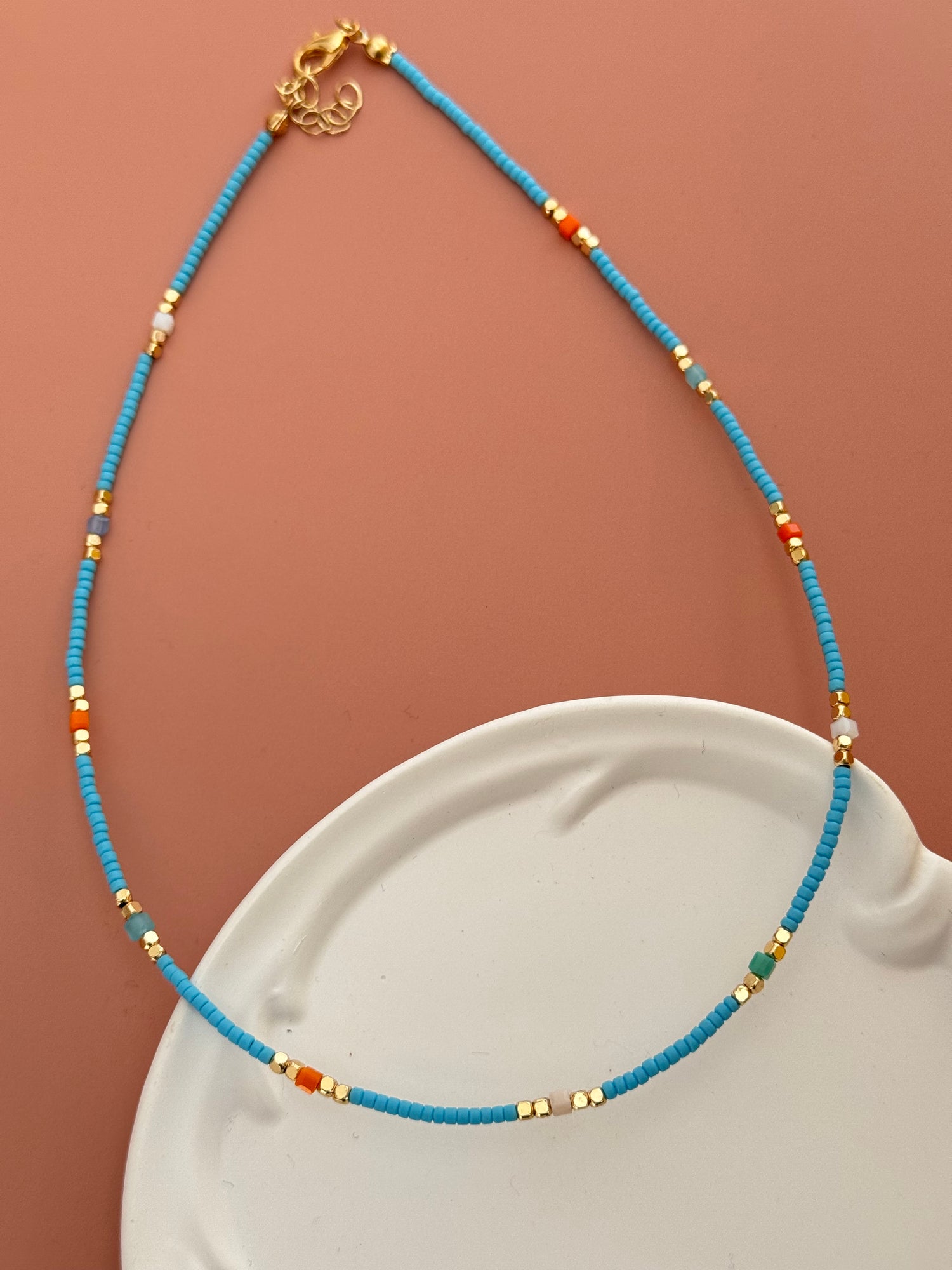 NOİRE KRİSTAL BONCUK DETAYLI MAVİ BONCUK KOLYE