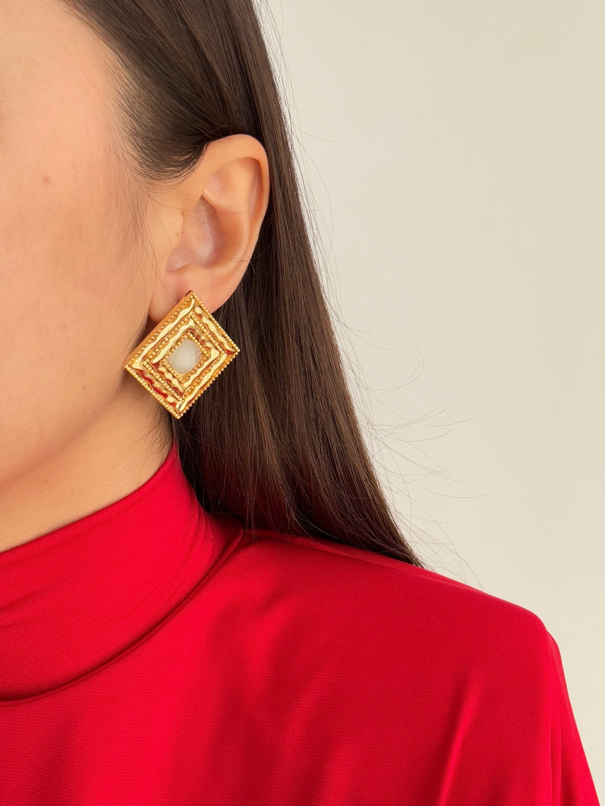 KARE MODEL BEYAZ TAŞLI ALTIN KAPLAMA KÜPE