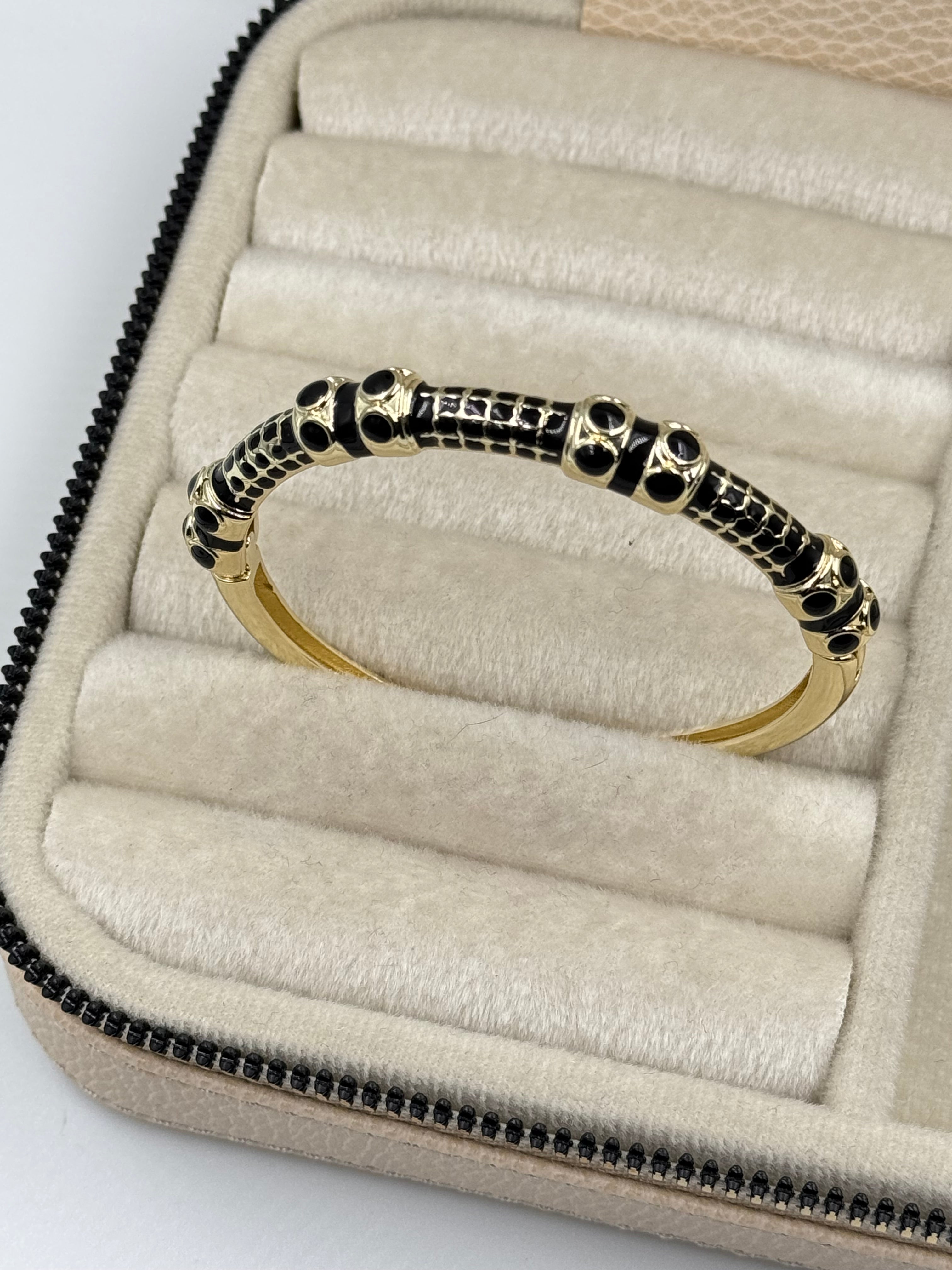 İTHAL SİYAH MİNELİ TAŞ DETAYLI GOLD KELEPÇE BİLEZİK