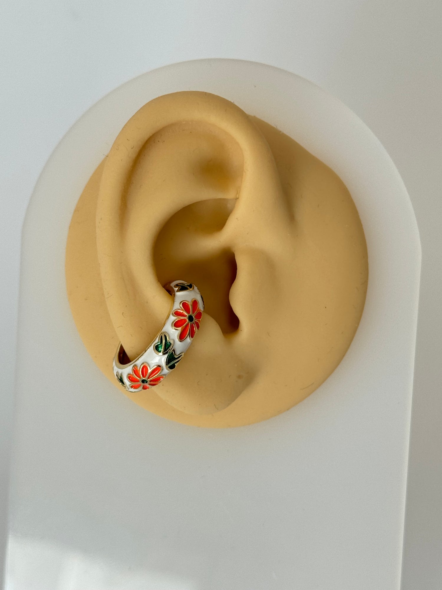 MİSA BEYAZ MİNELİ ÇİÇEK DETAYLI KIKIRDAK KÜPE EARCUFF