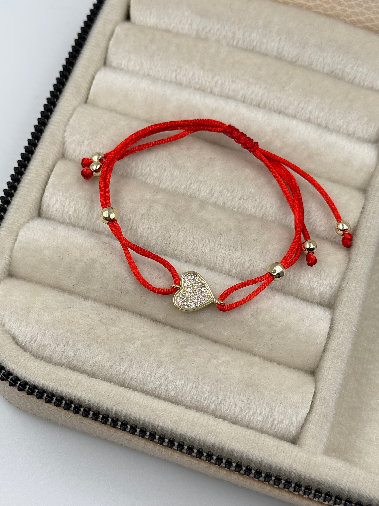 İTHAL KALP DETAYLI KIRMIZI İPLİ AYARLANABİLİR BİLEKLİK