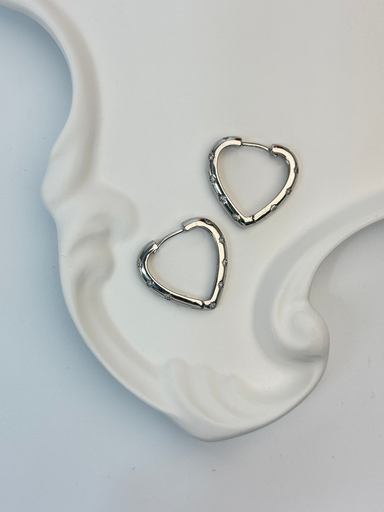 TAŞ DETAYLI KALPLİ SİLVER HALKA KÜPE