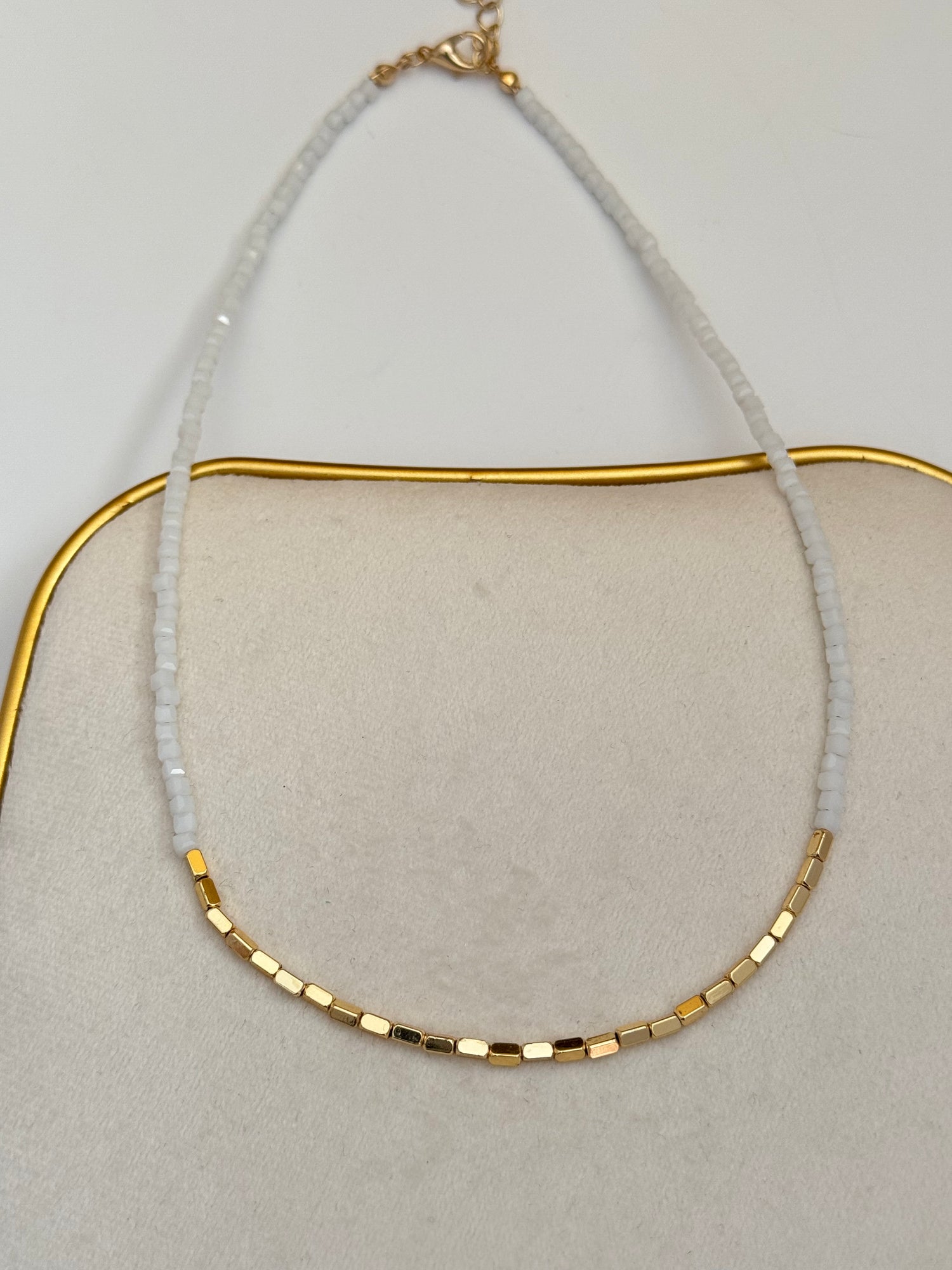 ARİN BEYAZ CAM BONCUKLU ALTIN KAPLAMA DETAYLI KOLYE