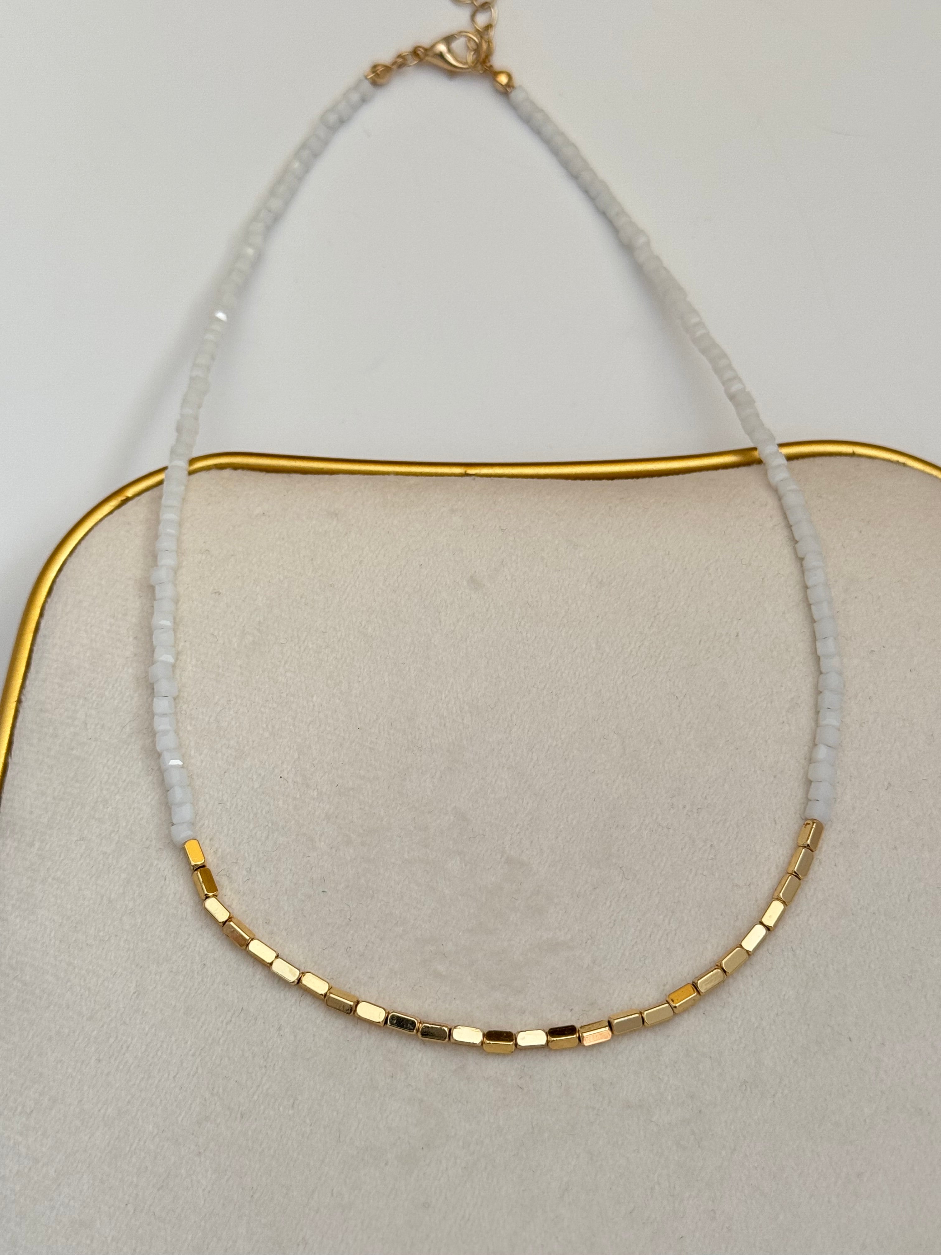 ARİN BEYAZ CAM BONCUKLU ALTIN KAPLAMA DETAYLI KOLYE