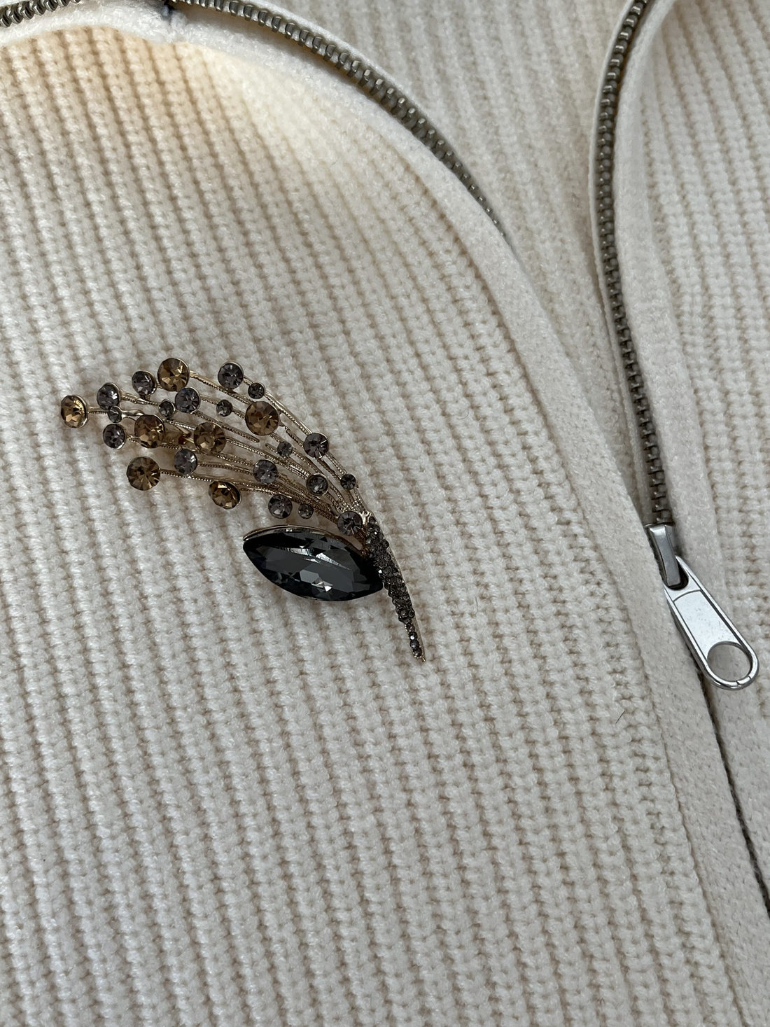 KAHVERENGİ TAŞLI BROŞ