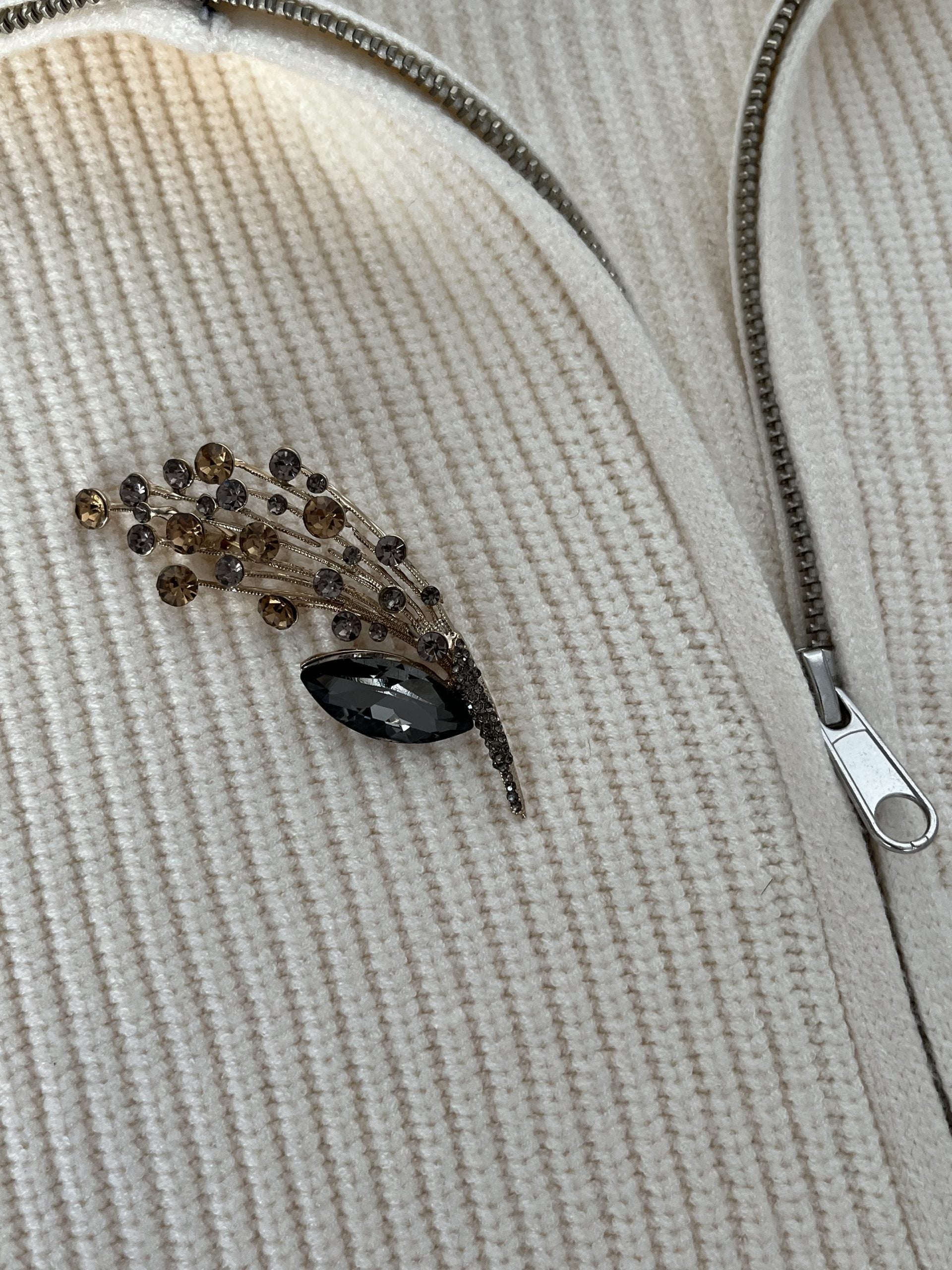 KAHVERENGİ TAŞLI BROŞ