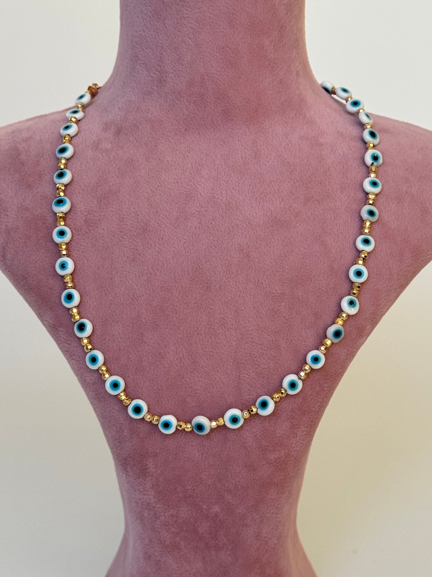 AURİ BEYAZ NAZAR BONCUKLU ALTIN KAPLAMA DETAYLI KOLYE