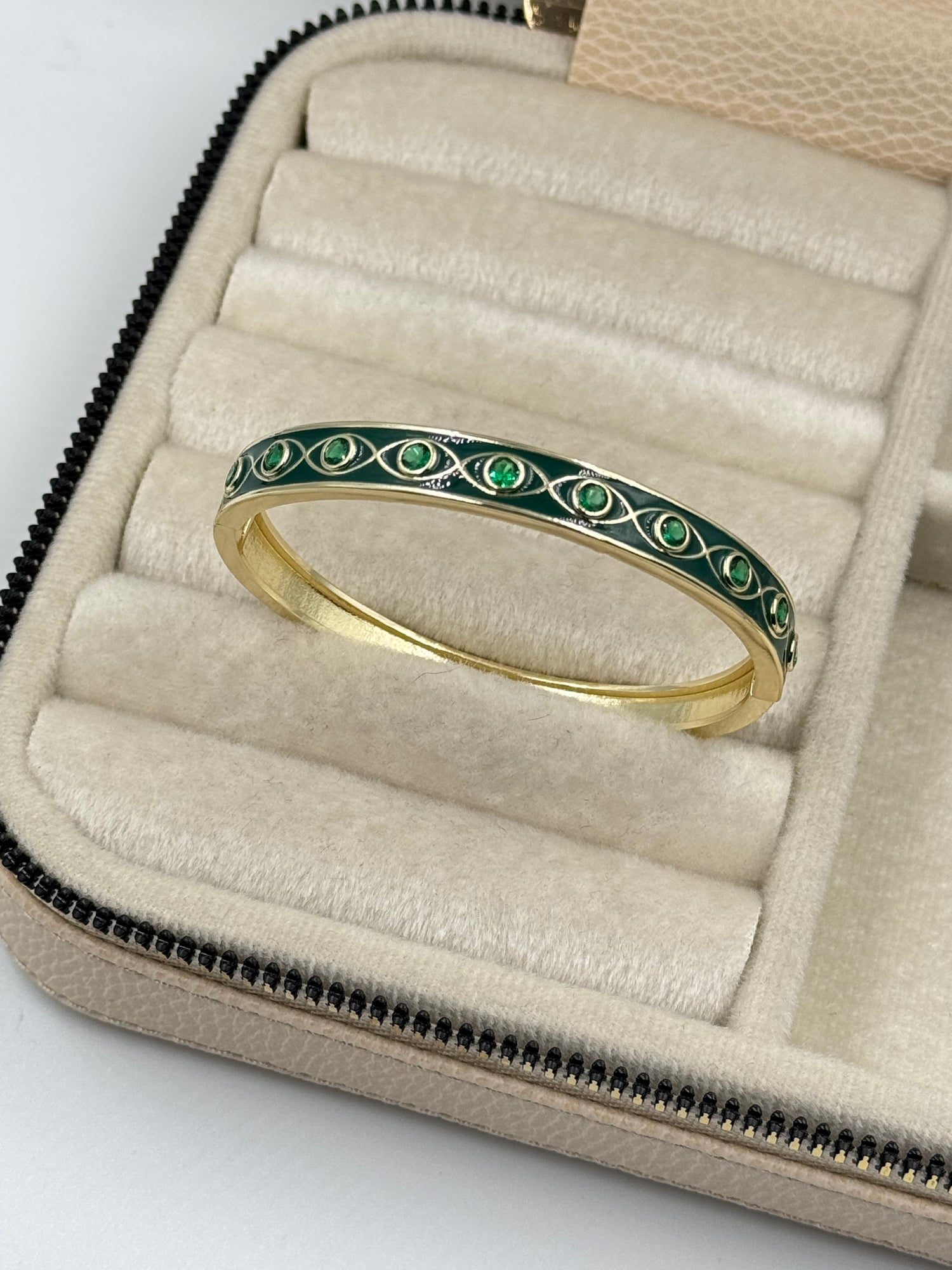 İTHAL YEŞİL MİNELİ TAŞ DETAYLI GOLD KELEPÇE BİLEZİK