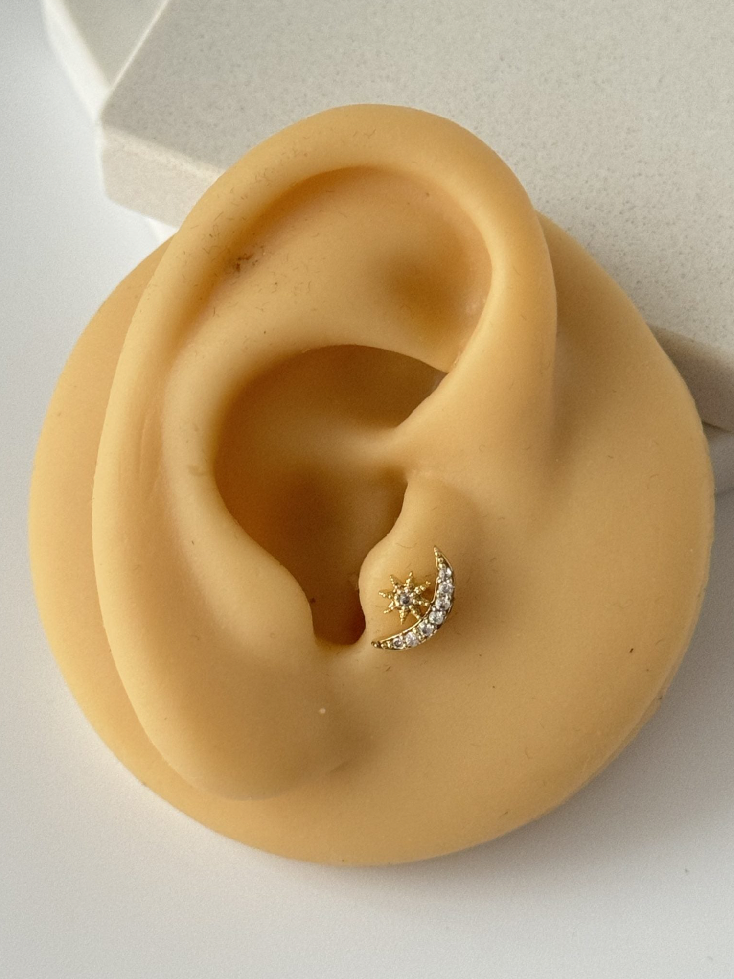 AY TRAGUS PİERCİNG