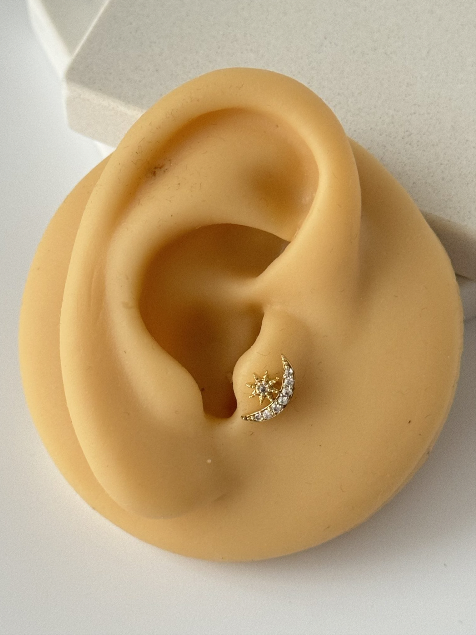 AY TRAGUS PİERCİNG