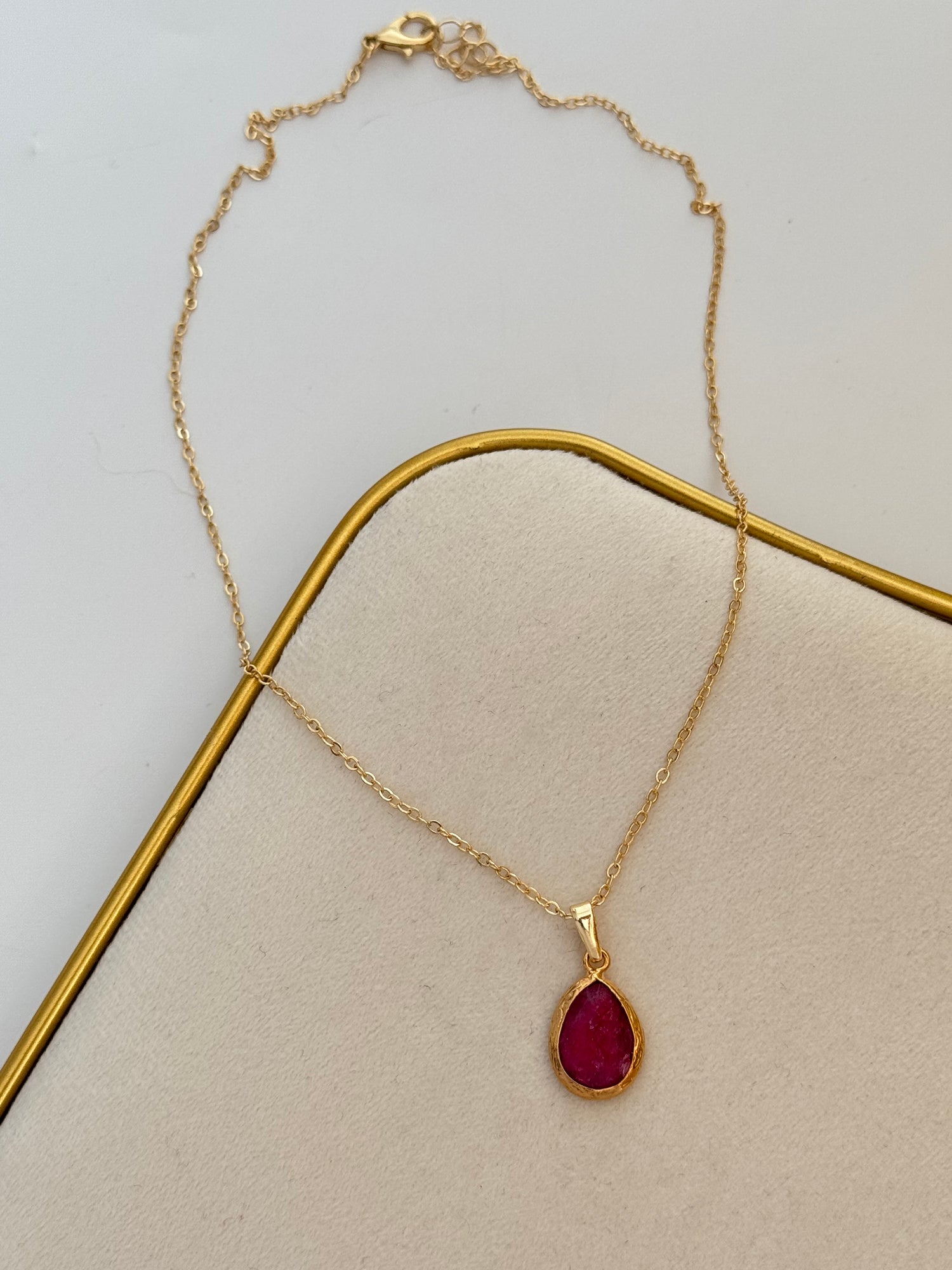 PEMBE DOĞAL TAŞLI ALTIN KAPLAMA KOLYE